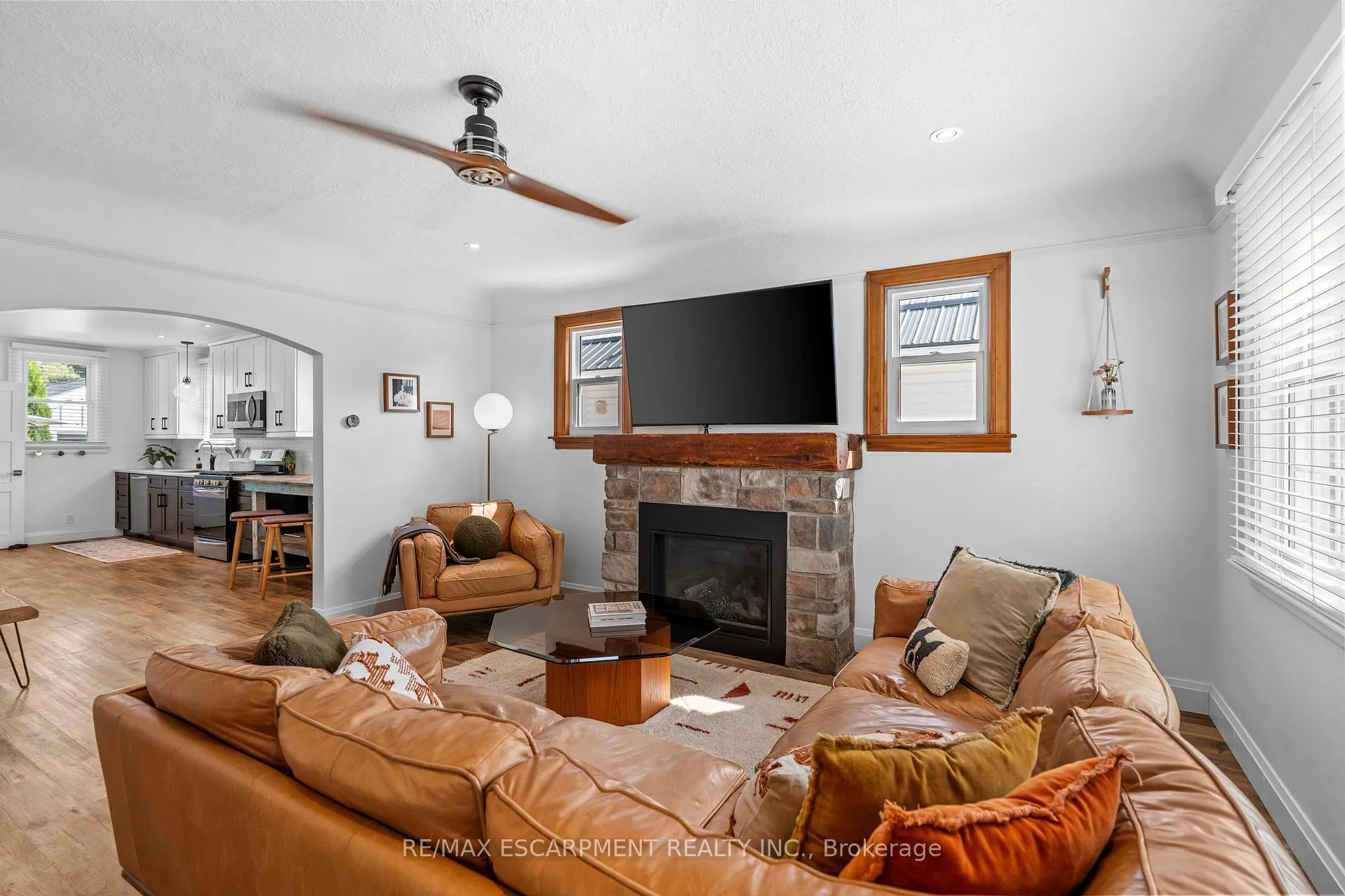 Photo 3 of 17 Davis Street W, Norfolk, Simcoe — HOMEH