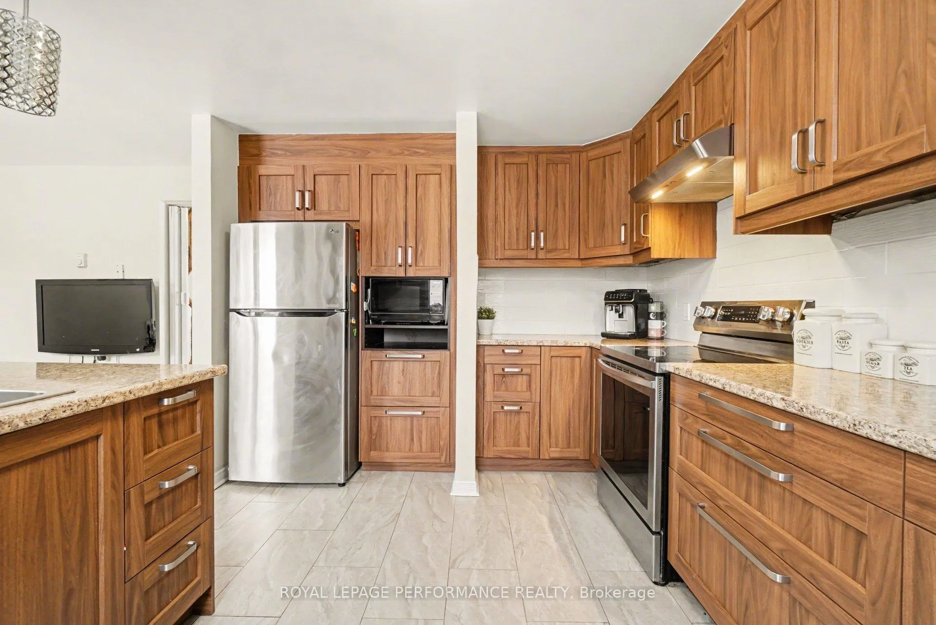 Photo 9 of 1931 Ashmont Street, Ottawa, Chapel Hill — HOMEH