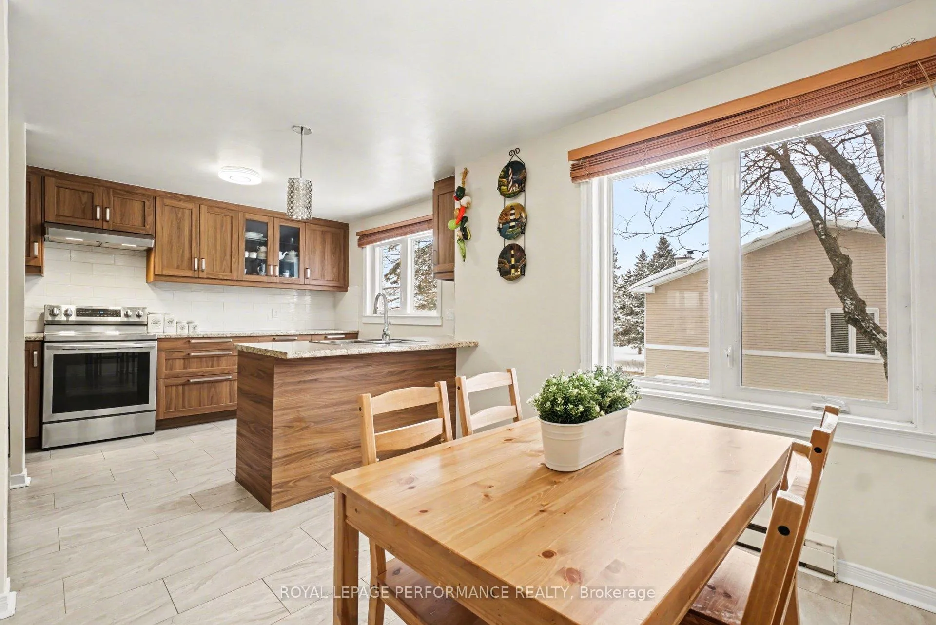 Photo 11 of 1931 Ashmont Street, Ottawa, Chapel Hill — HOMEH