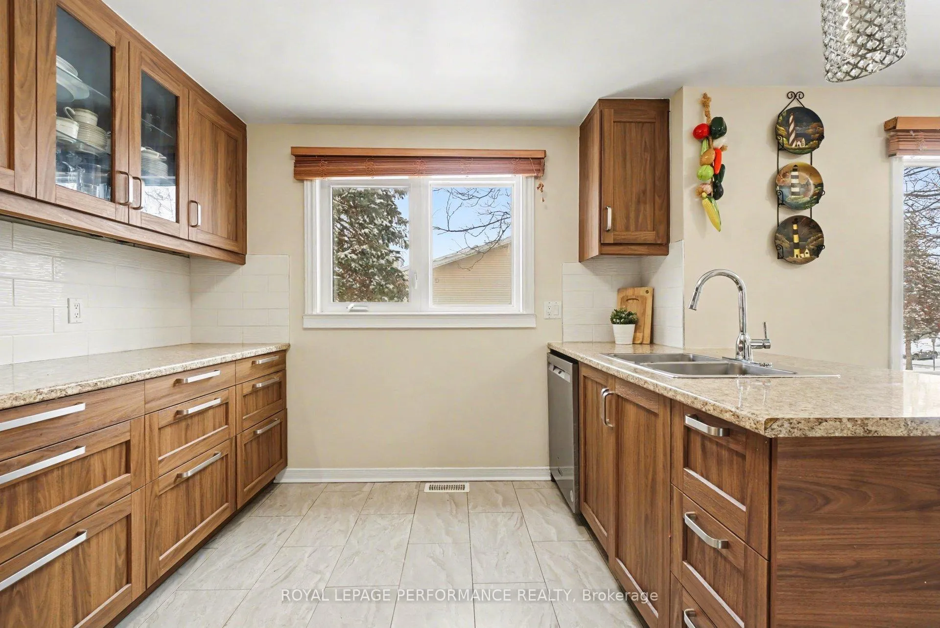 Photo 12 of 1931 Ashmont Street, Ottawa, Chapel Hill — HOMEH