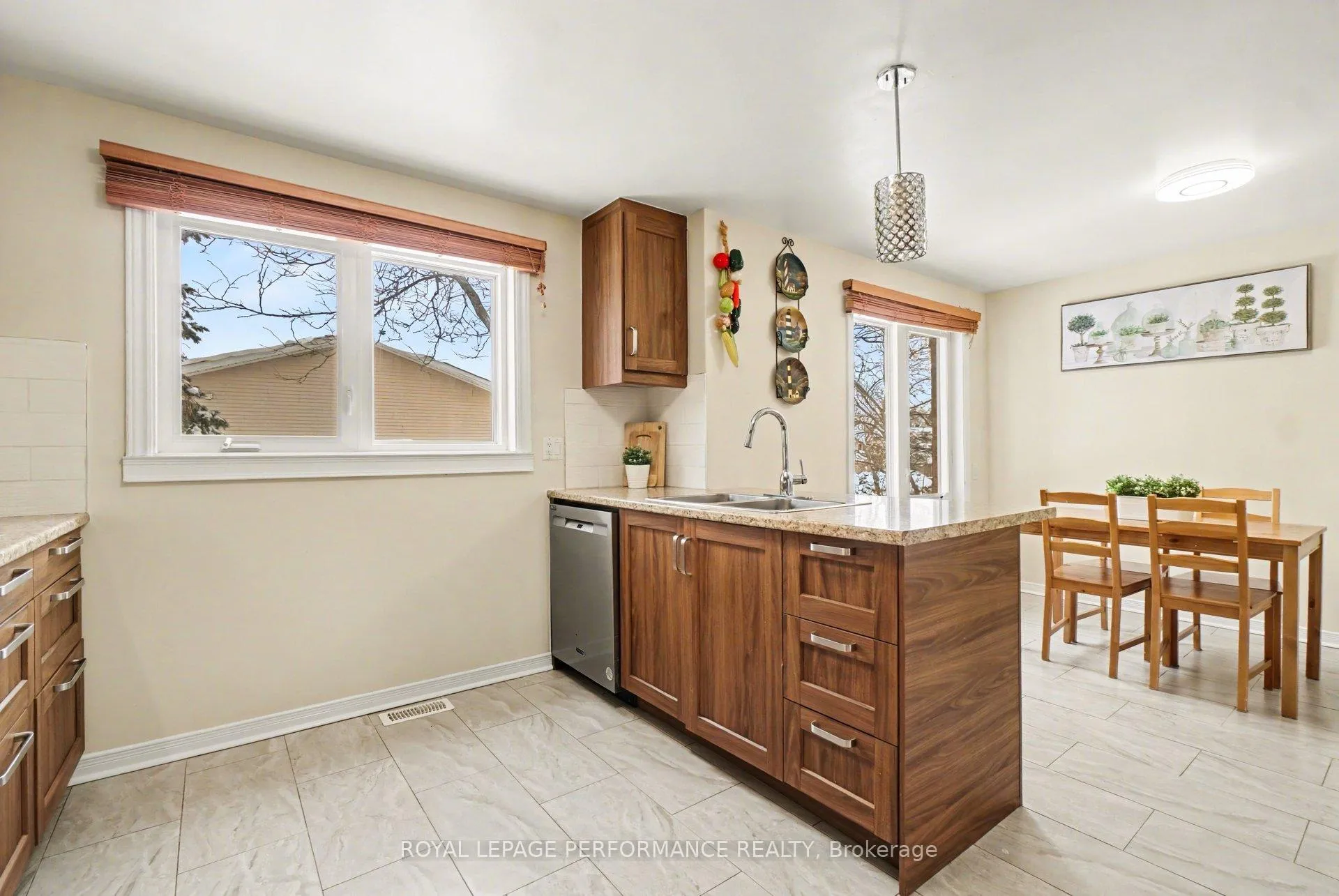 Photo 13 of 1931 Ashmont Street, Ottawa, Chapel Hill — HOMEH