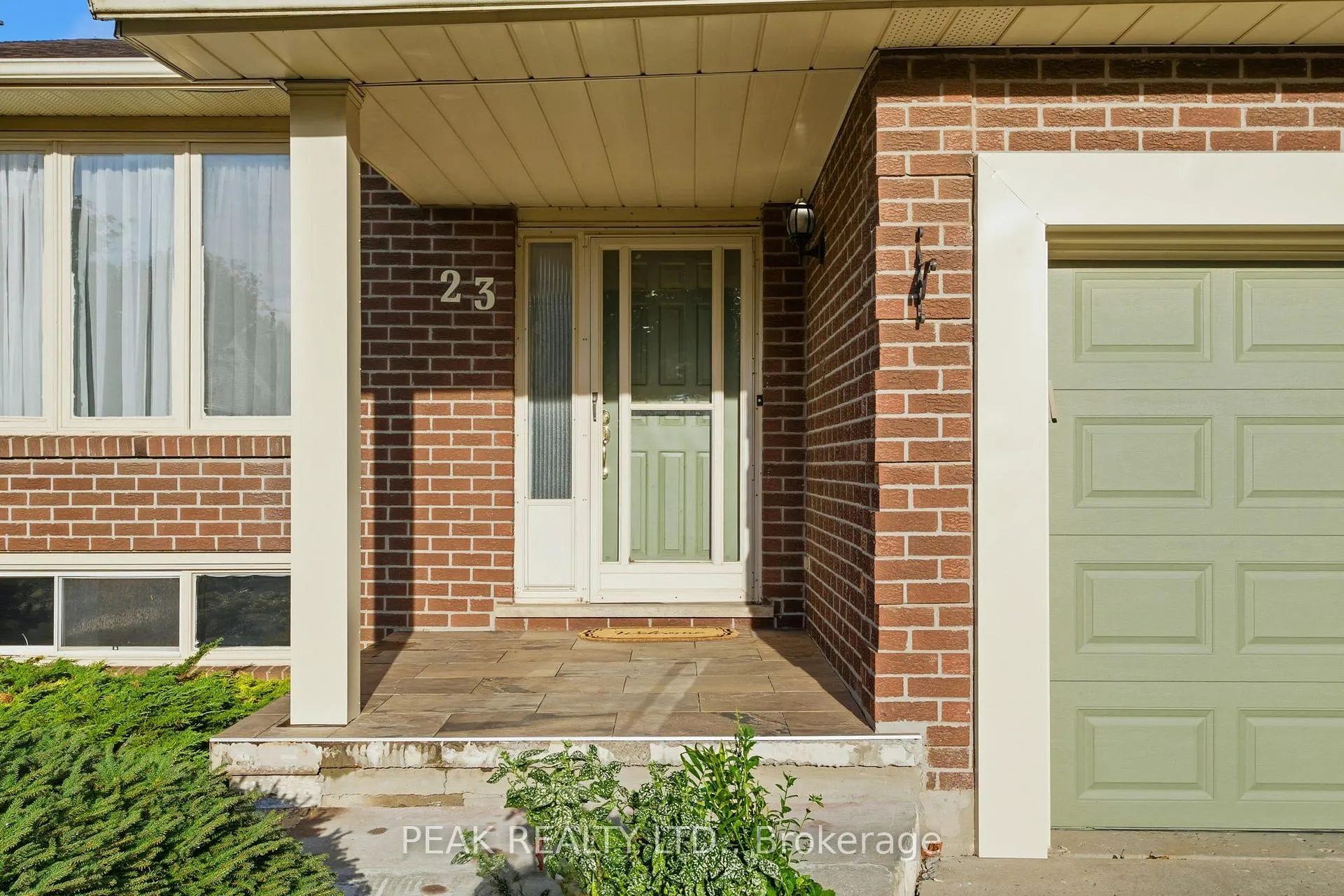 Photo 3 of 23 Vance Crescent, Hamilton, Waterdown — HOMEH