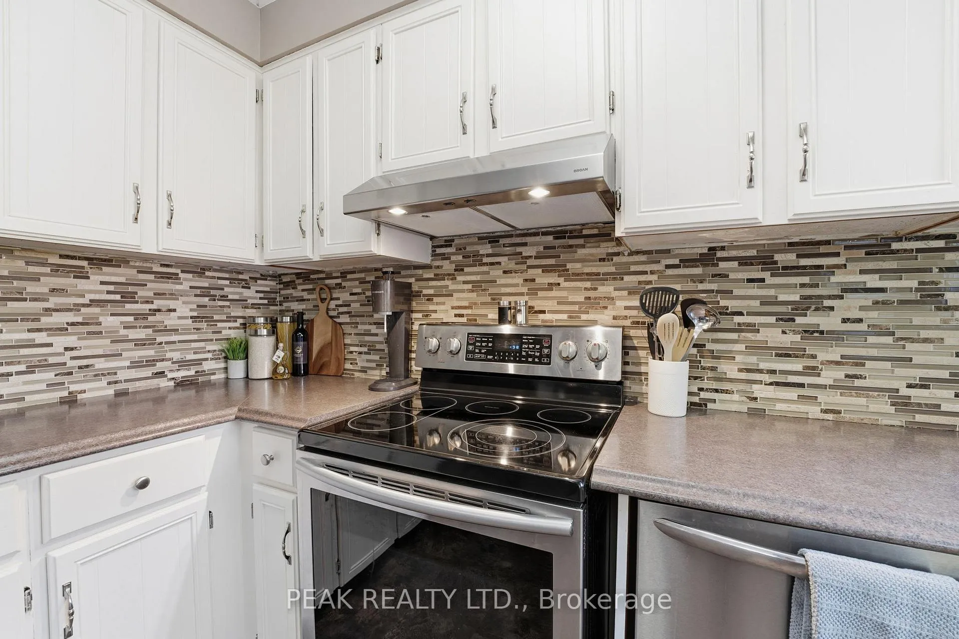 Photo 10 of 23 Vance Crescent, Hamilton, Waterdown — HOMEH