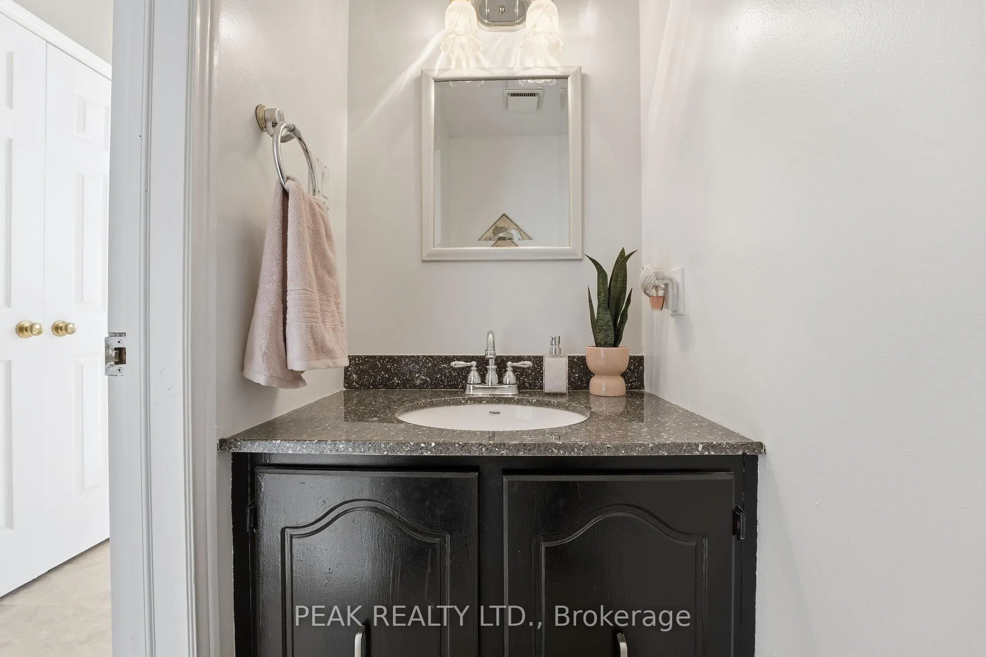 Photo 15 of 23 Vance Crescent, Hamilton, Waterdown — HOMEH