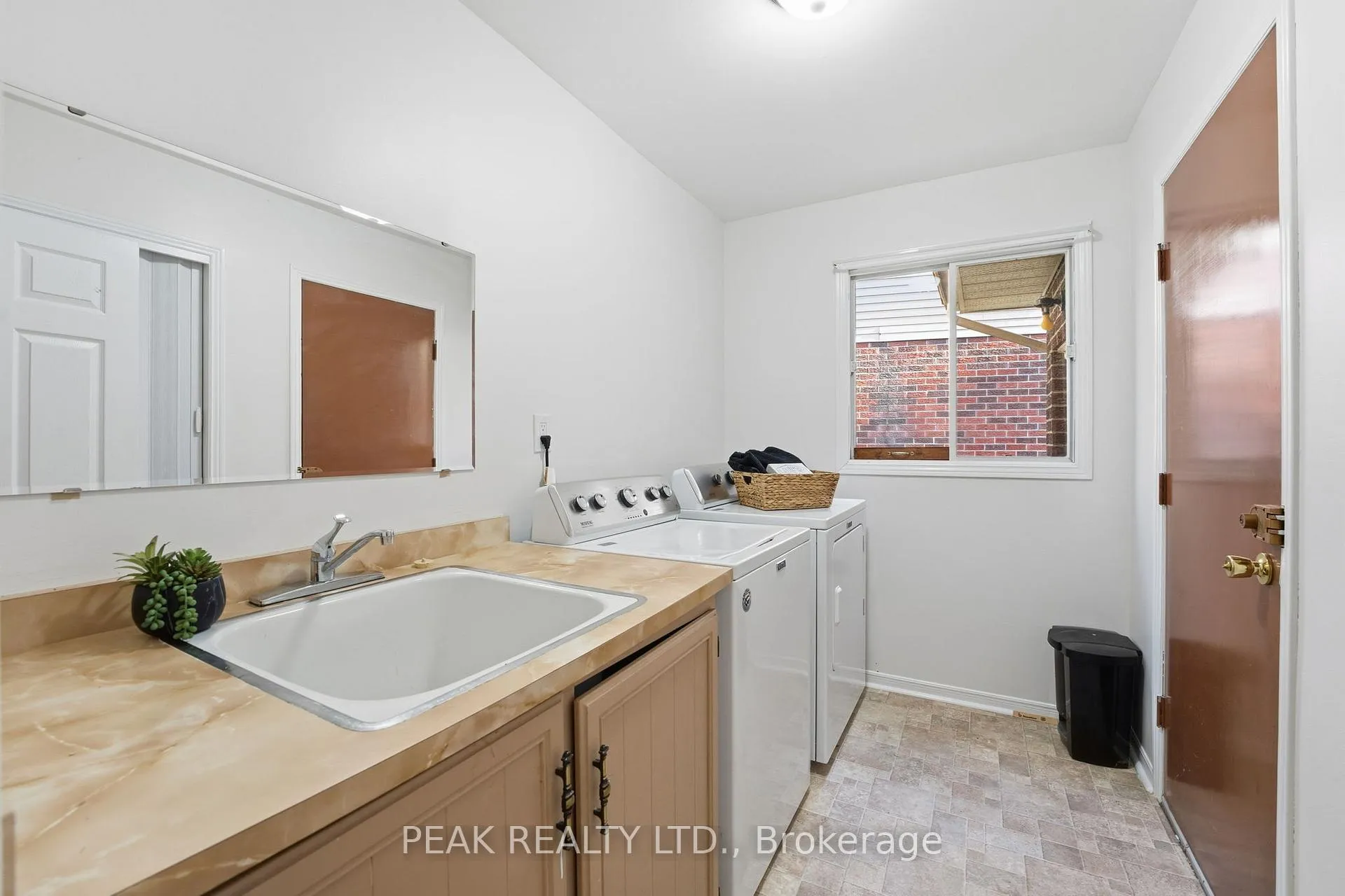 Photo 16 of 23 Vance Crescent, Hamilton, Waterdown — HOMEH