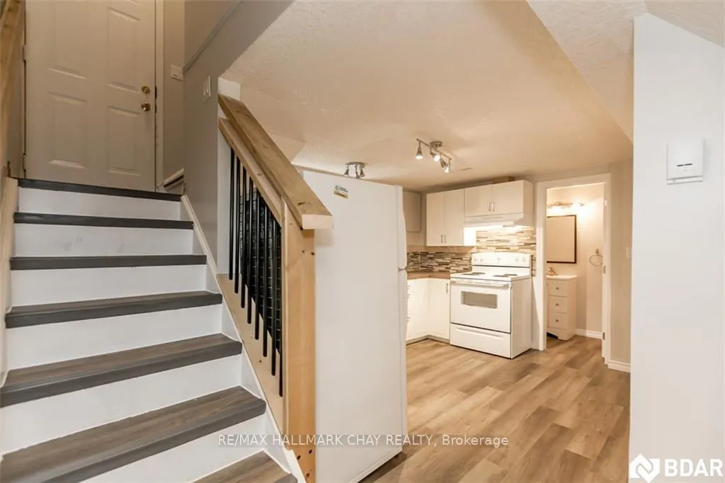 Photo 2 of Unit B, 522 William Street, Midland — HOMEH