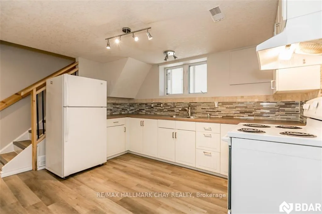 Photo 4 of Unit B, 522 William Street, Midland — HOMEH