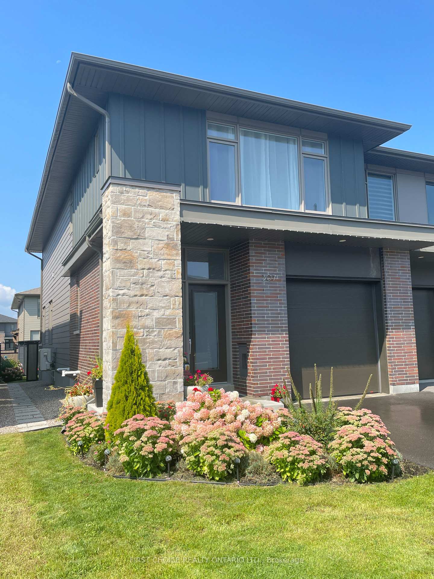 Photo 2 of 307 Wigwas Street, Ottawa, CFB Rockcliffe and Area — HOMEH