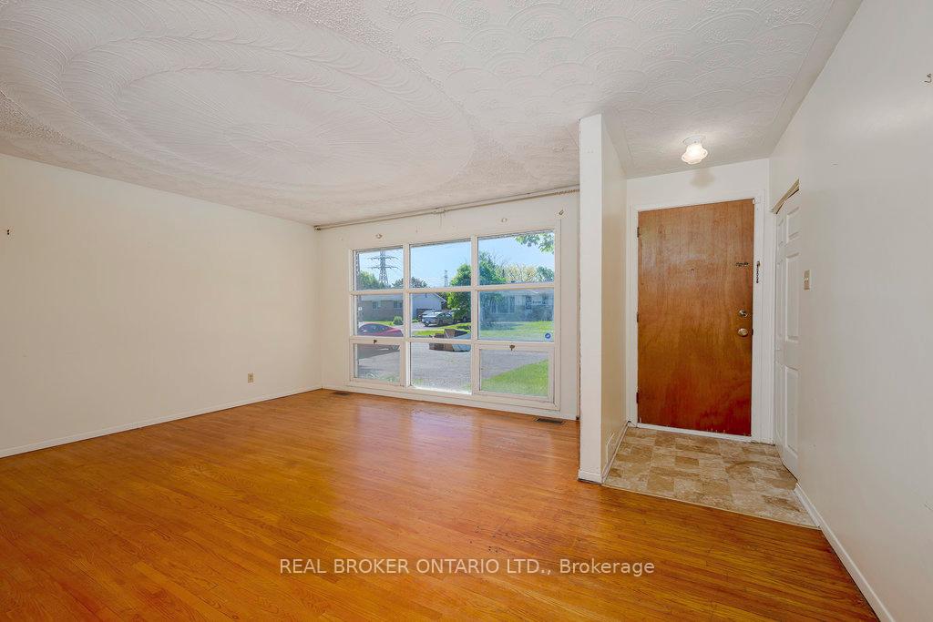 Photo 2 of 87 Viewmount Drive, Ottawa, Meadowlands/Crestview — HOMEH