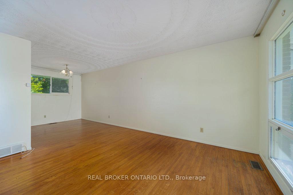 Photo 3 of 87 Viewmount Drive, Ottawa, Meadowlands/Crestview — HOMEH