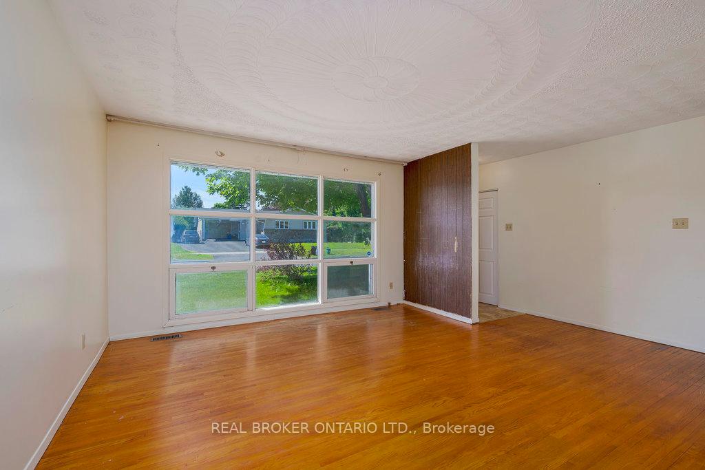 Photo 4 of 87 Viewmount Drive, Ottawa, Meadowlands/Crestview — HOMEH