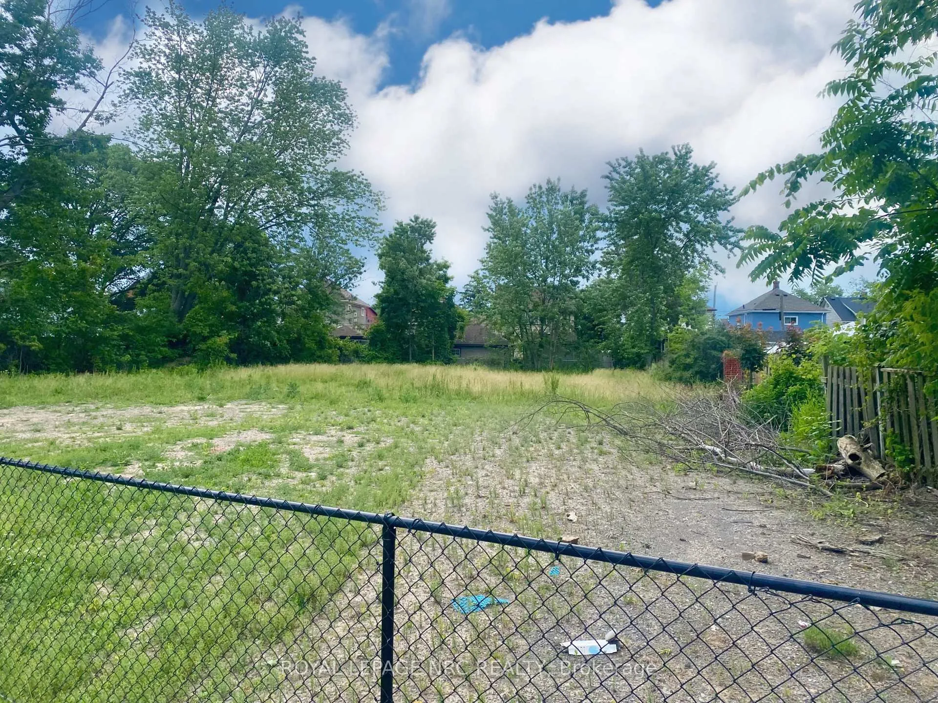 Photo 2 of 45 Riverside Drive, Welland, Broadway — HOMEH