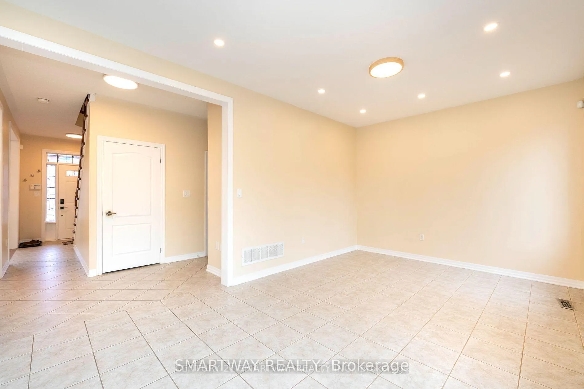 Photo 10 of 184 Montreal Circle, Hamilton, Winona Park — HOMEH