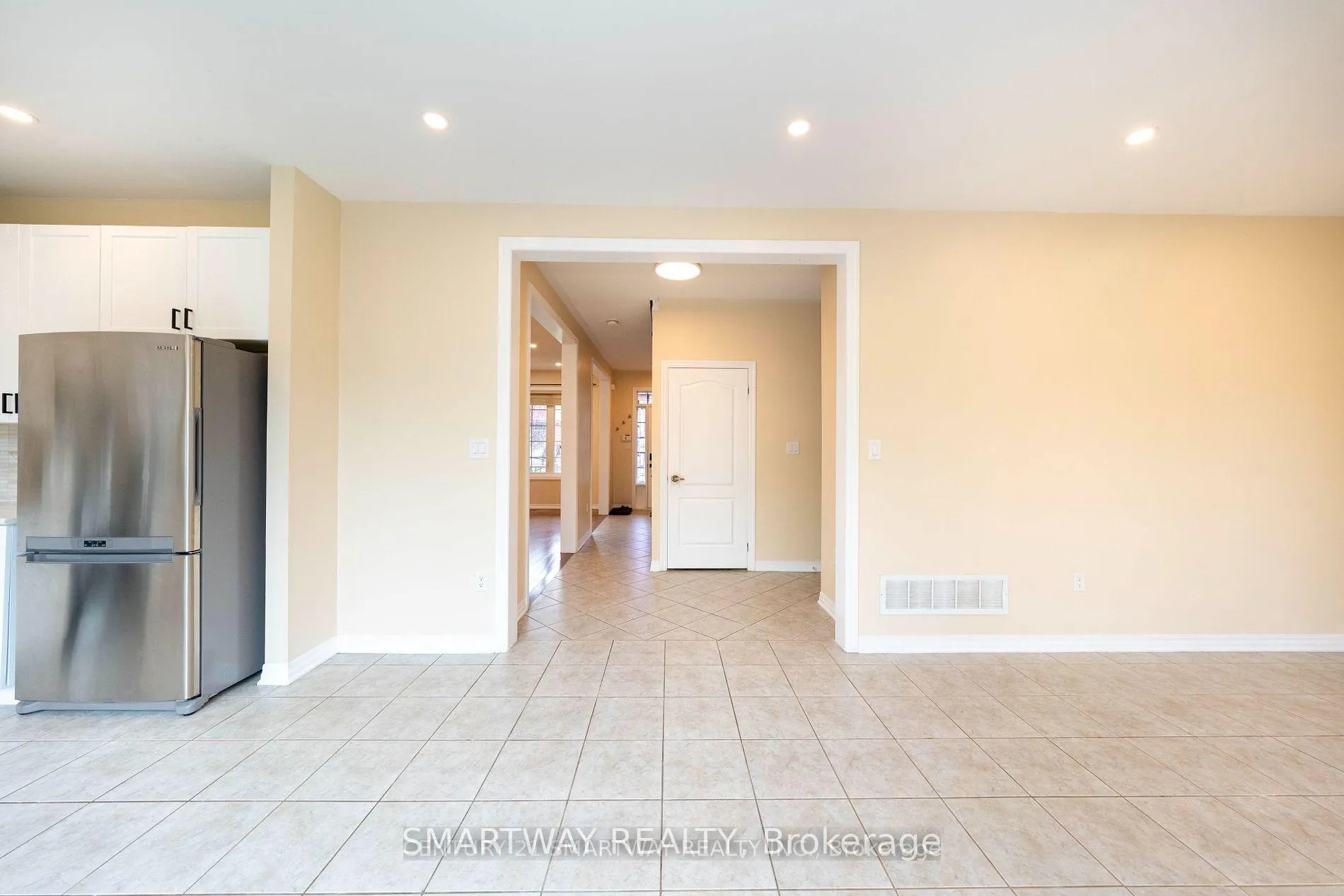 Photo 11 of 184 Montreal Circle, Hamilton, Winona Park — HOMEH