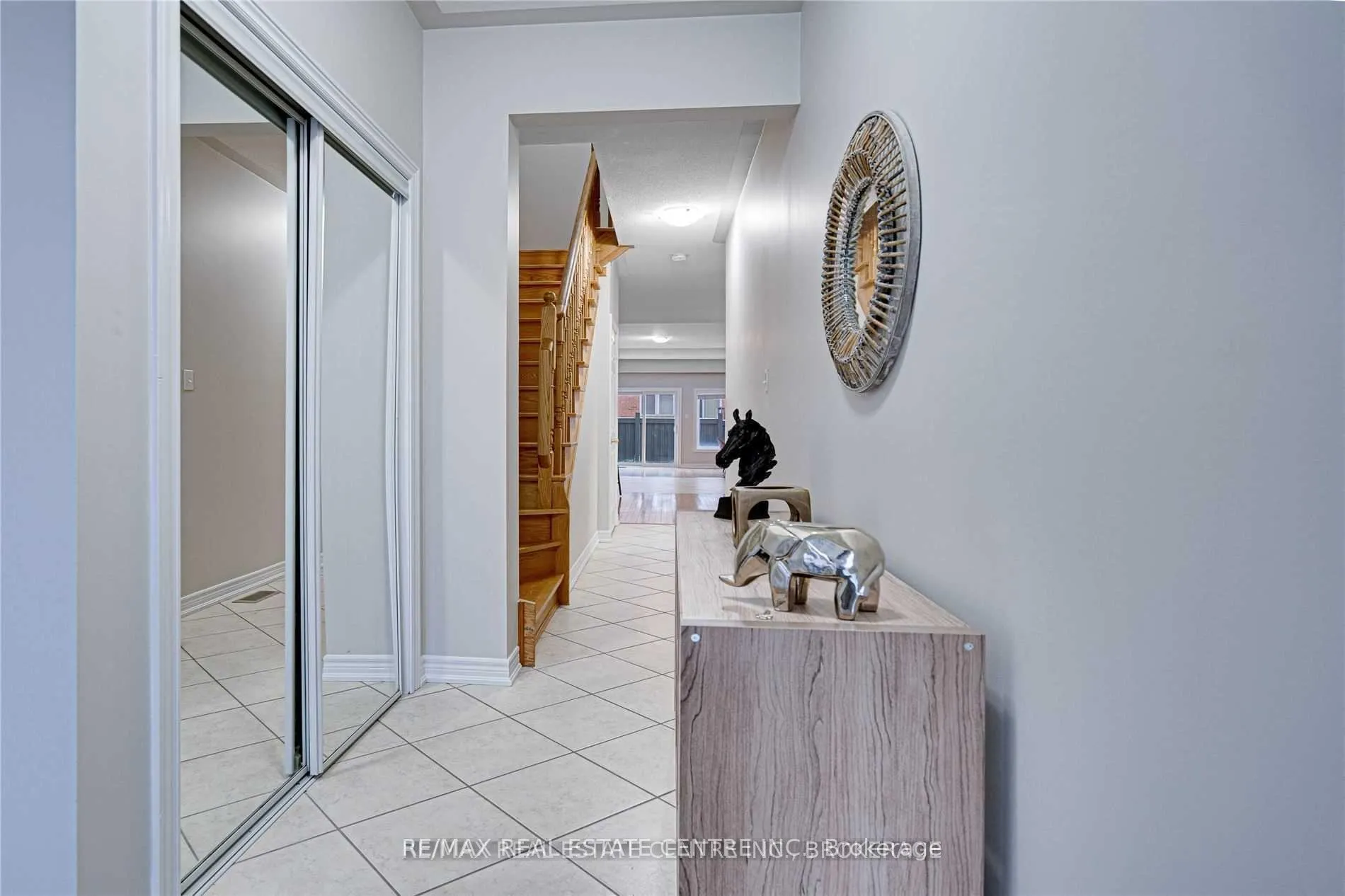 Photo 6 of Unit upper, 100 Crumlin Crescent, Brampton, Credit Valley — HOMEH