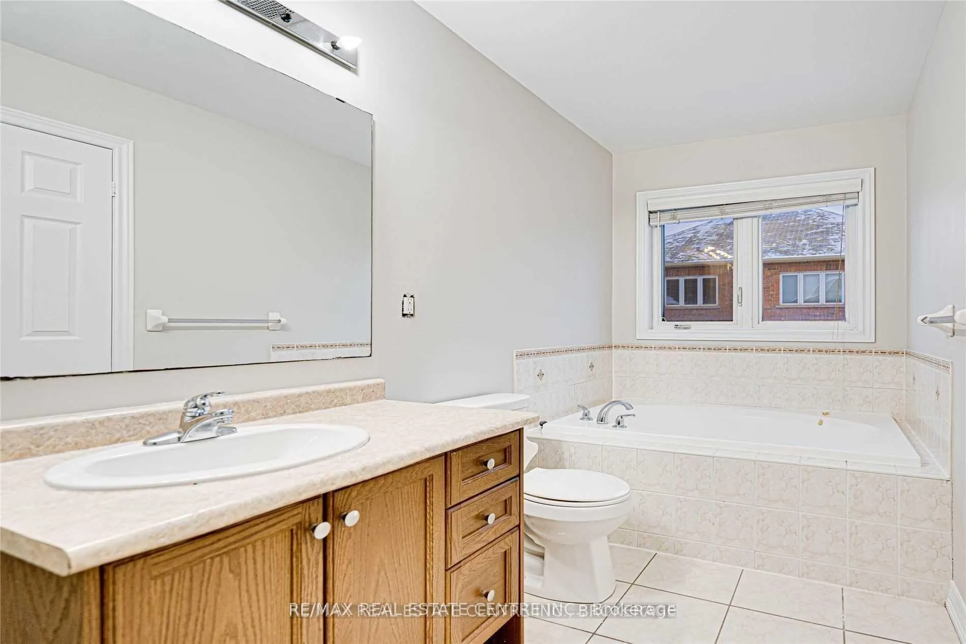 Photo 25 of Unit upper, 100 Crumlin Crescent, Brampton, Credit Valley — HOMEH