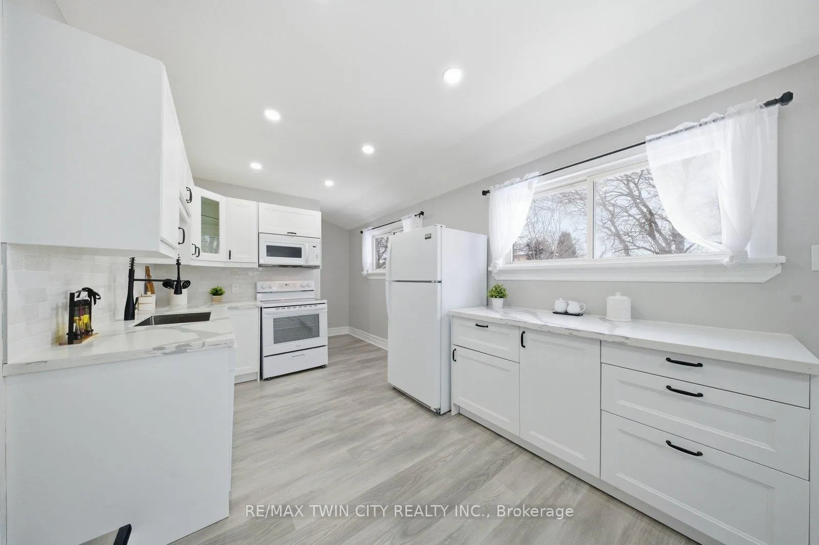 Photo 16 of 13 Salisbury Avenue, Brantford — HOMEH