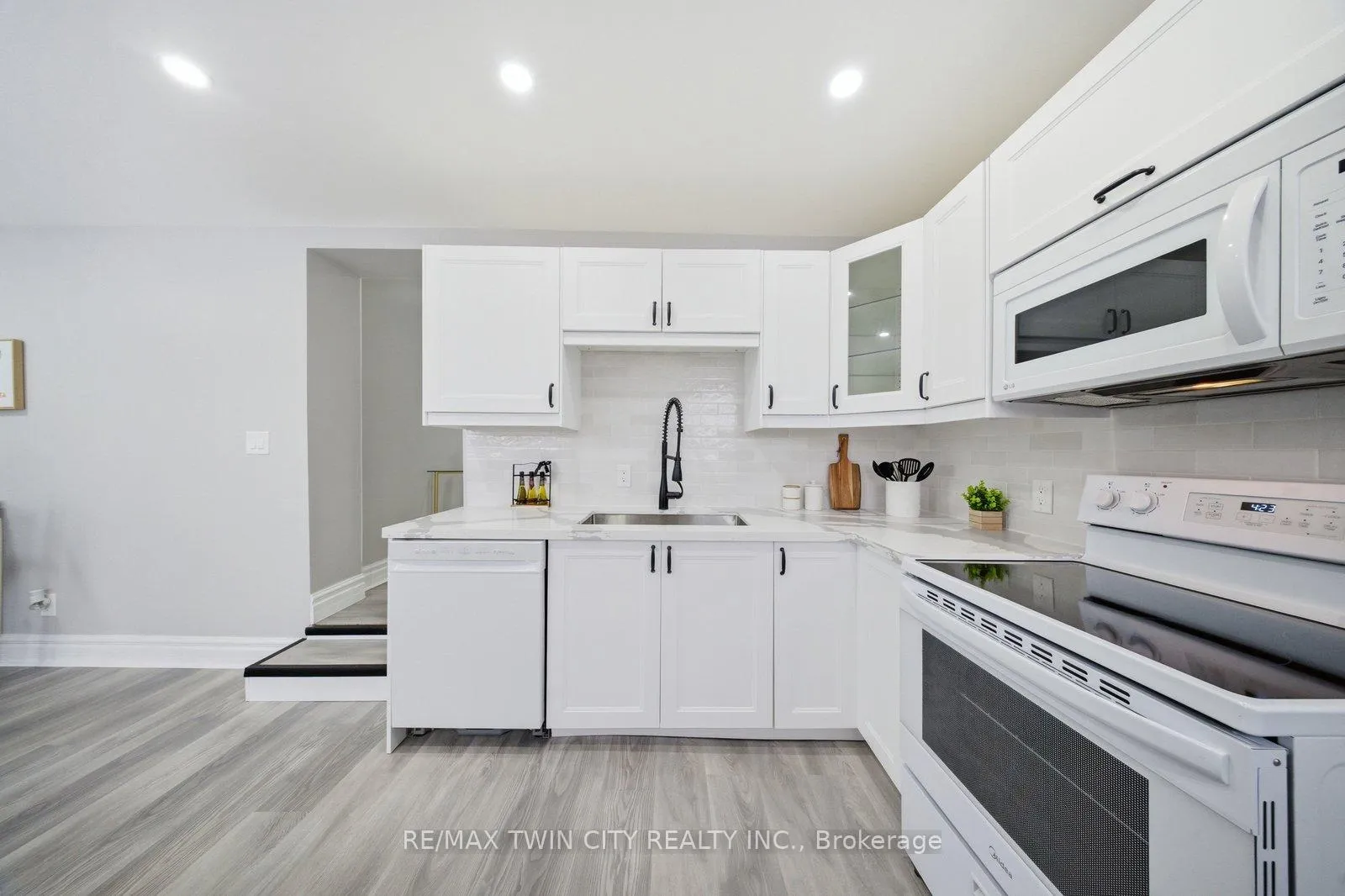 Photo 18 of 13 Salisbury Avenue, Brantford — HOMEH