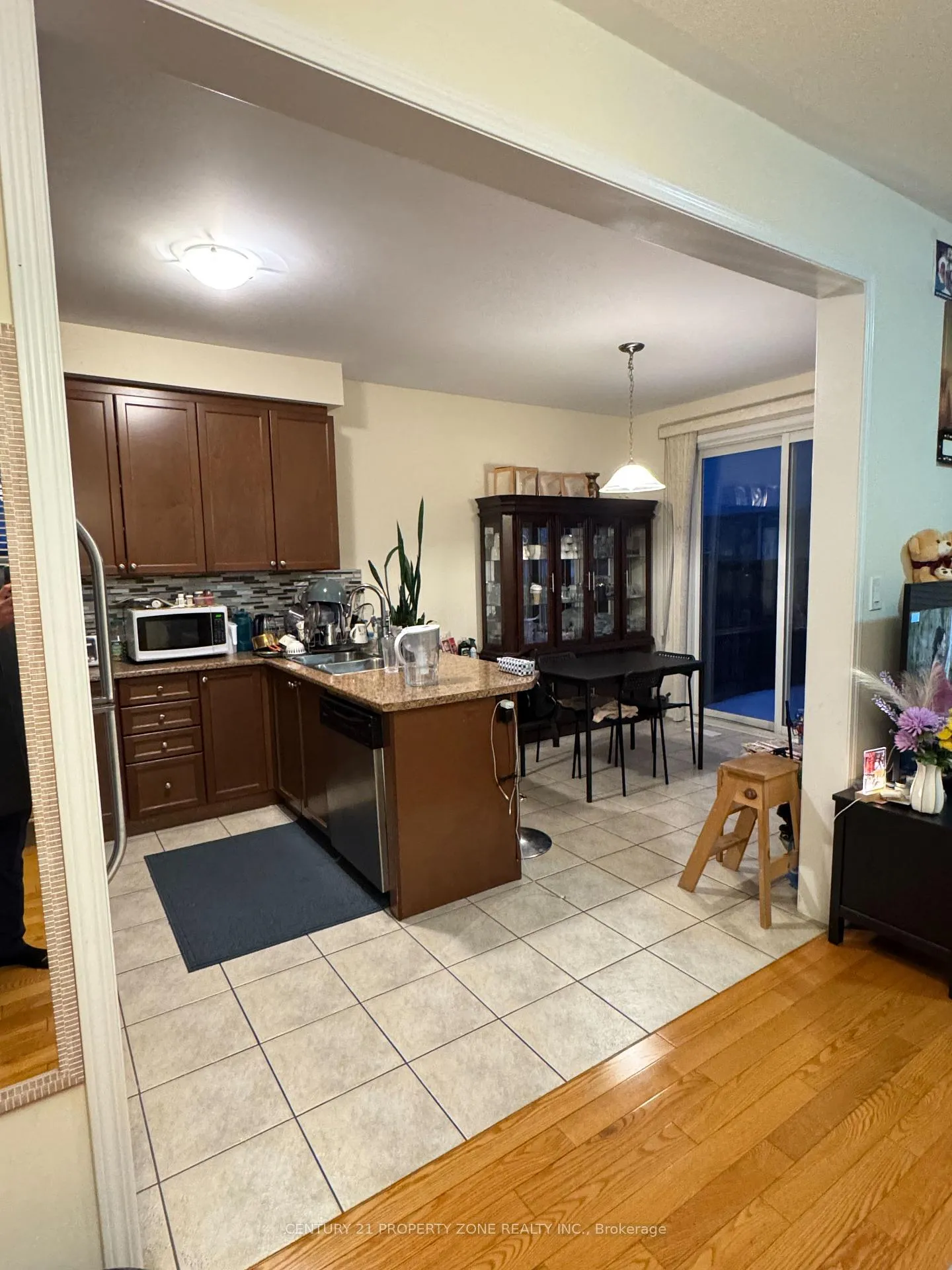Photo 3 of 172 Vanhorne Close, Brampton, Northwest Brampton — HOMEH