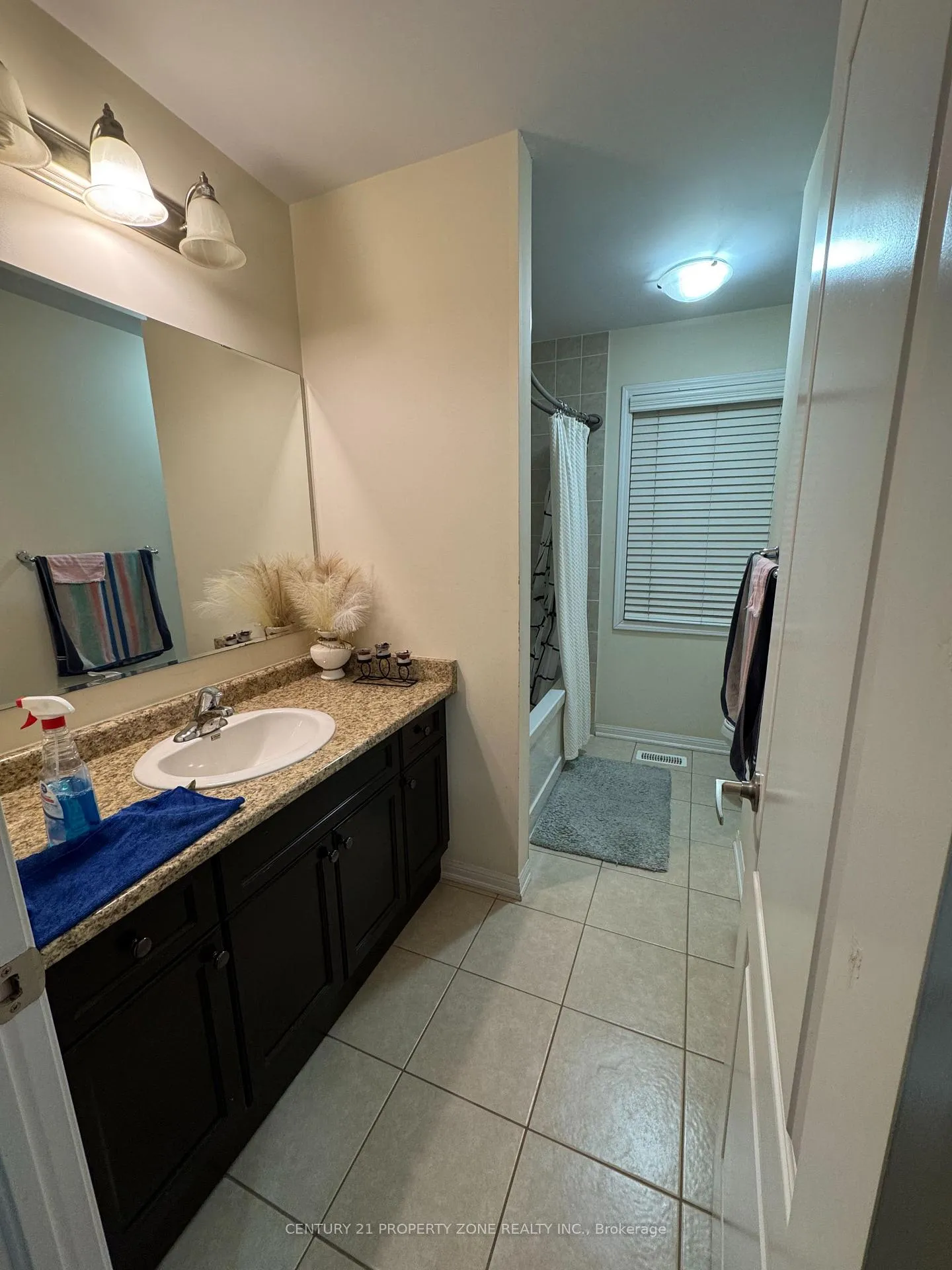 Photo 10 of 172 Vanhorne Close, Brampton, Northwest Brampton — HOMEH