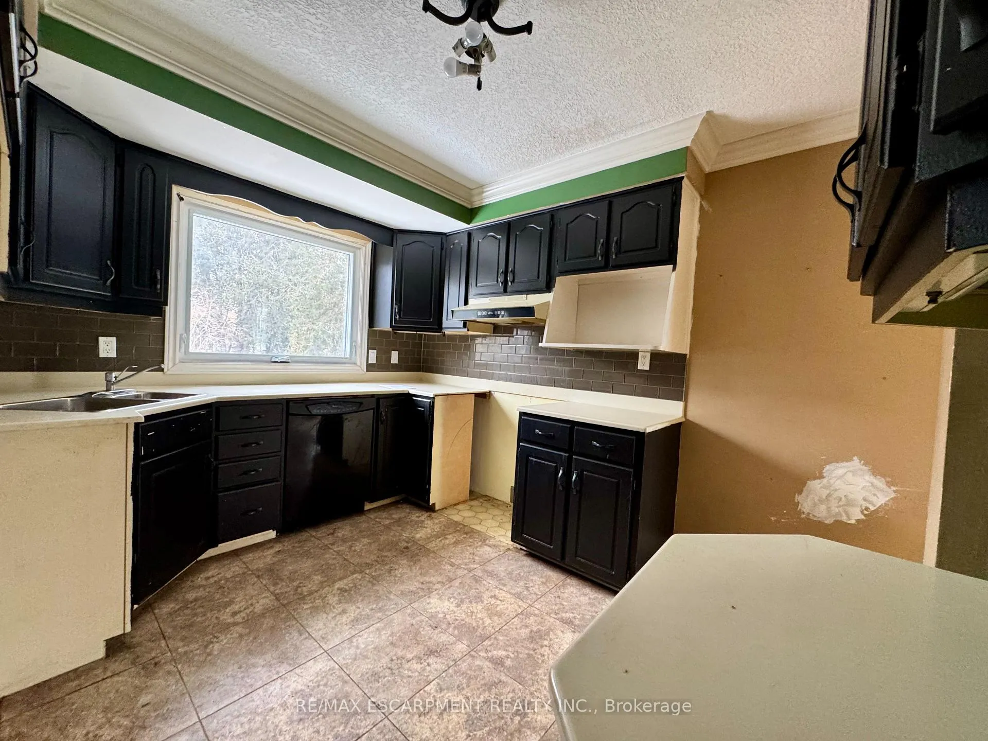 Photo 6 of 12 Spruce Street, St. Thomas — HOMEH
