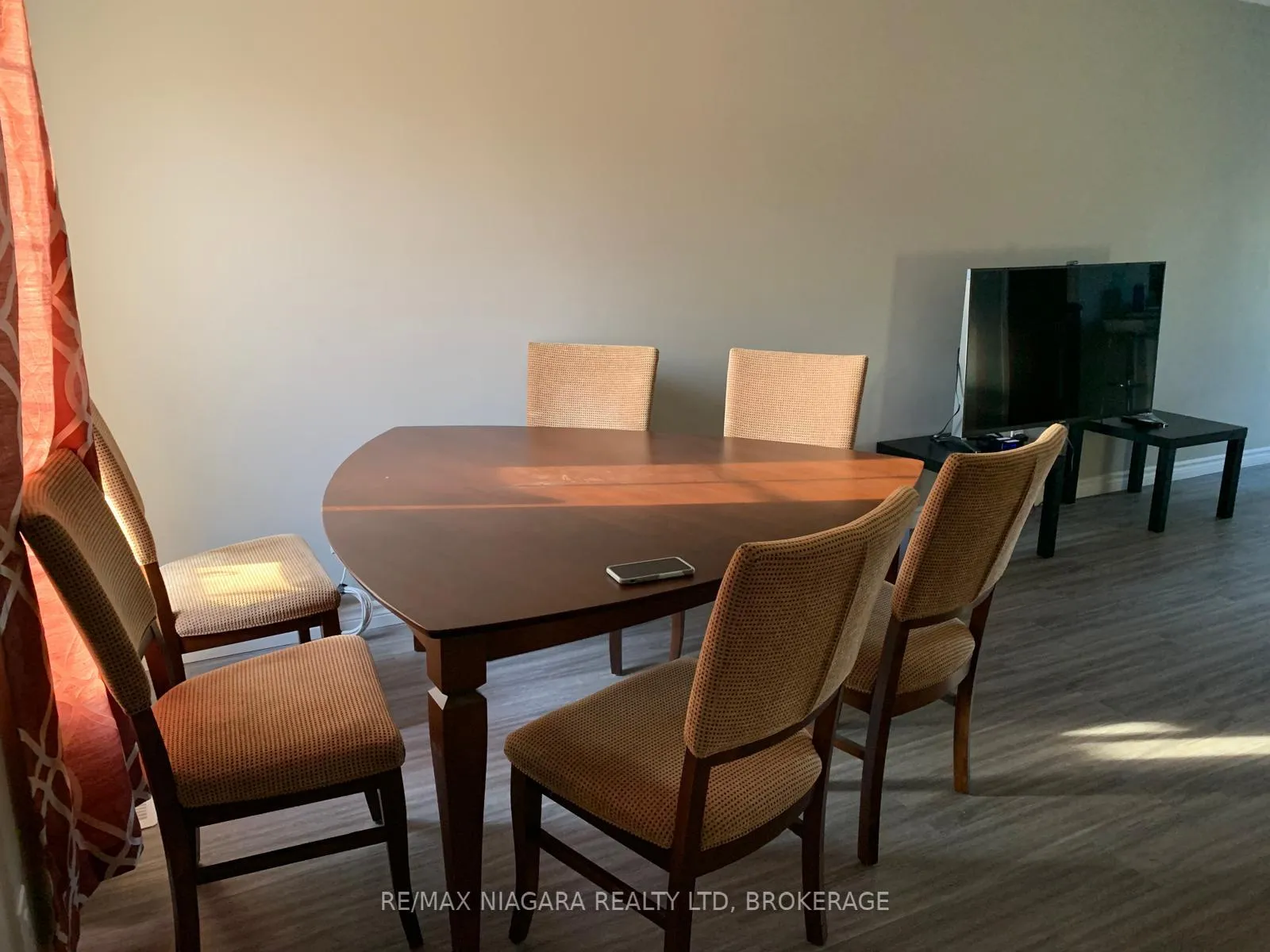 Photo 5 of 310 Oakdale Avenue, St. Catharines, E. Chester — HOMEH