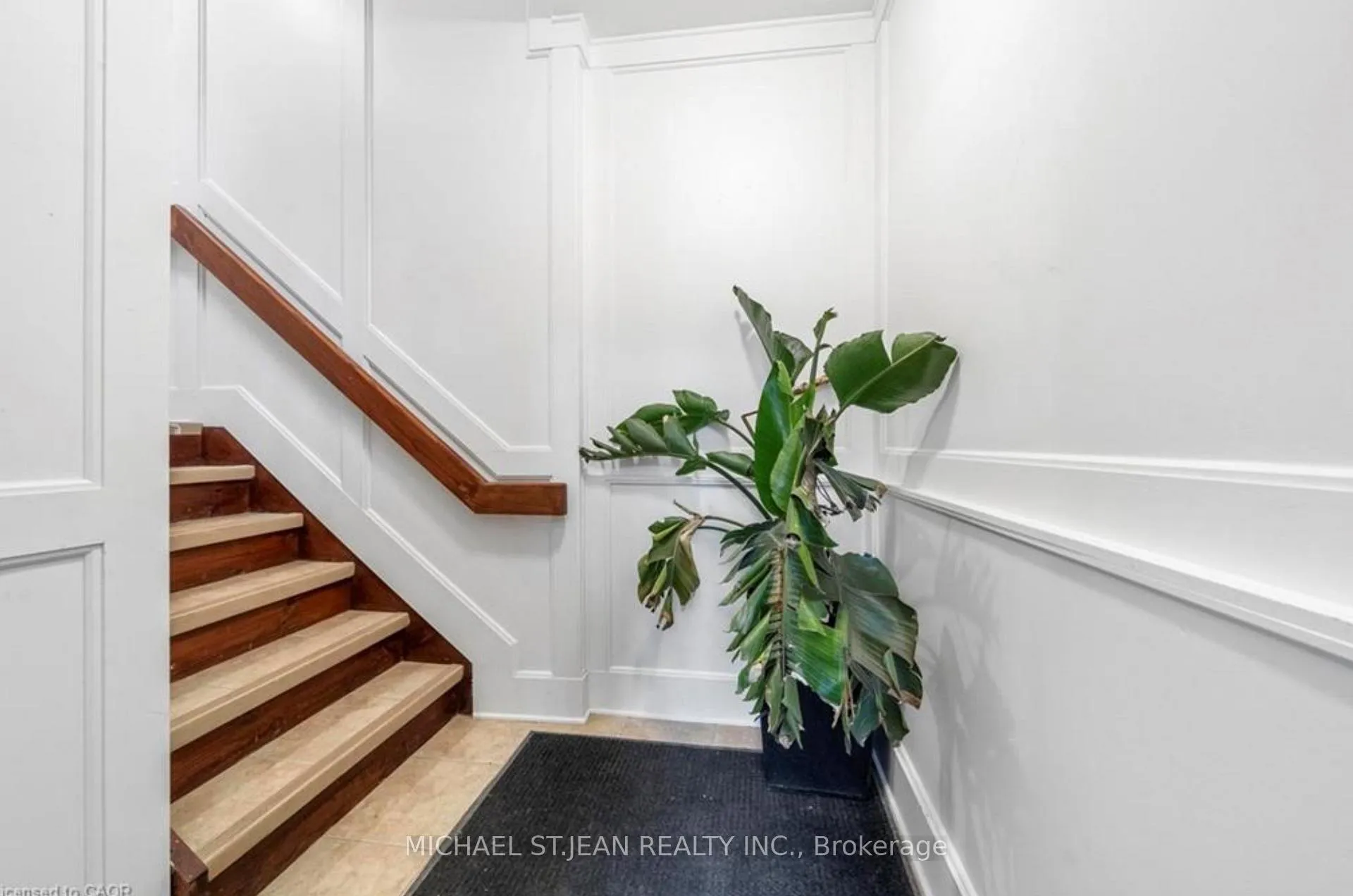 Photo 4 of Unit Upper, 215 Locke Street S, Hamilton, Kirkendall — HOMEH