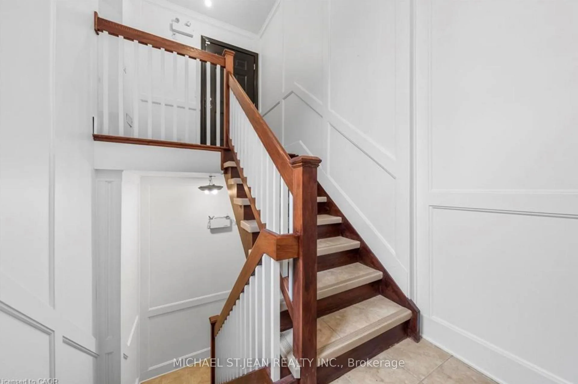 Photo 5 of Unit Upper, 215 Locke Street S, Hamilton, Kirkendall — HOMEH