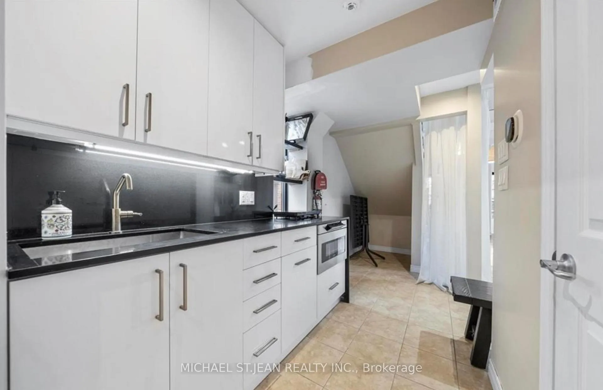 Photo 8 of Unit Upper, 215 Locke Street S, Hamilton, Kirkendall — HOMEH