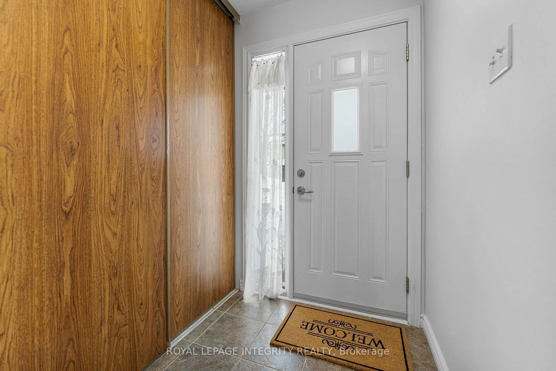 Photo 3 of 86 Stokes Crescent, Ottawa, Kanata - Glencairn/Hazeldean — HOMEH