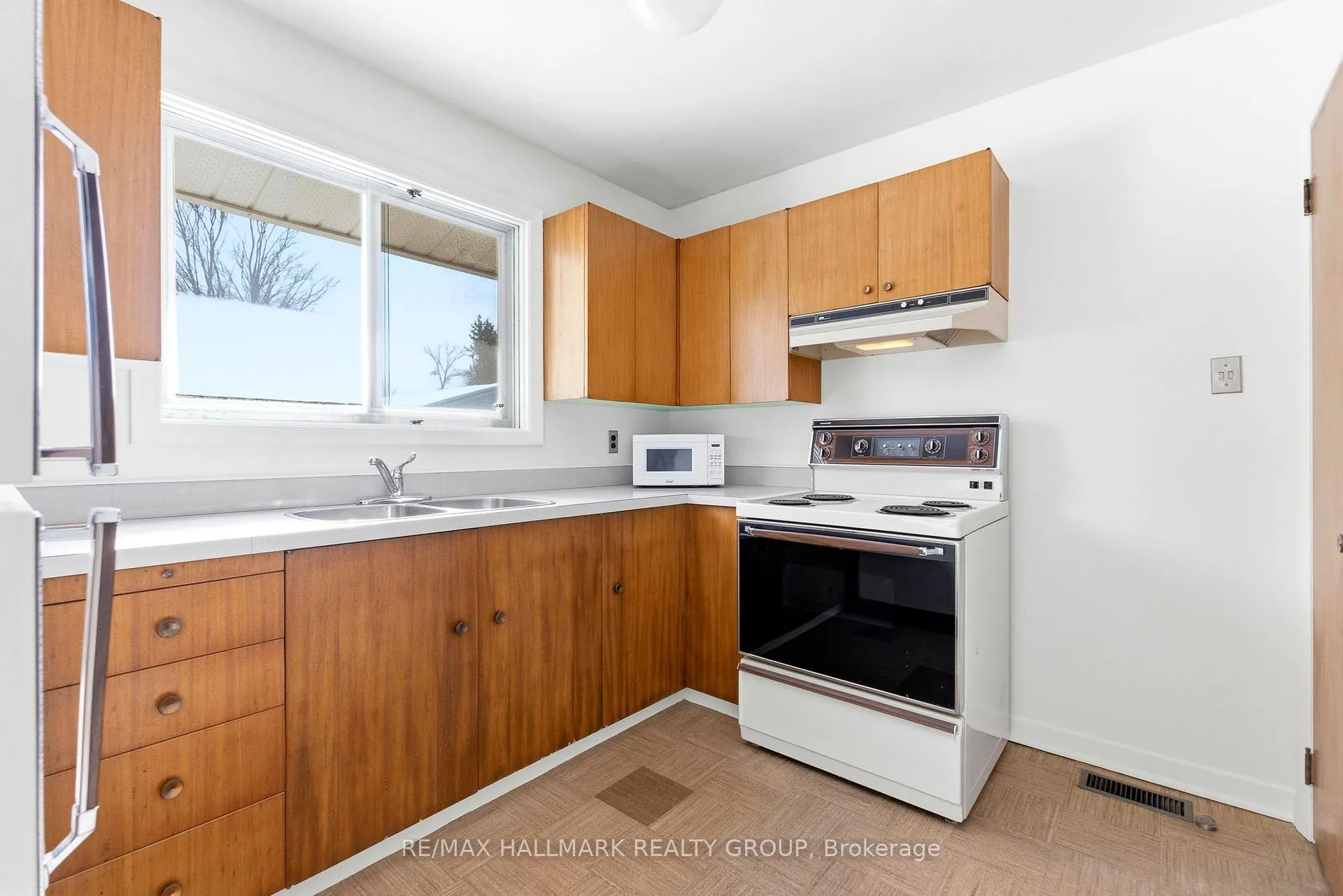 Photo 12 of 6228 Perth Street, Ottawa, Richmond — HOMEH