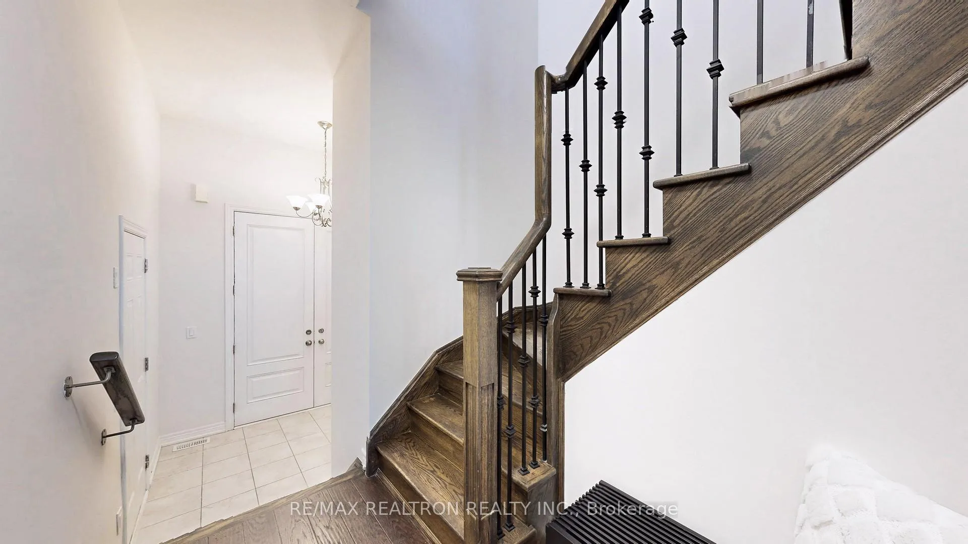 Photo 5 of 11 Durblee Avenue, Aurora, Bayview Northeast — HOMEH