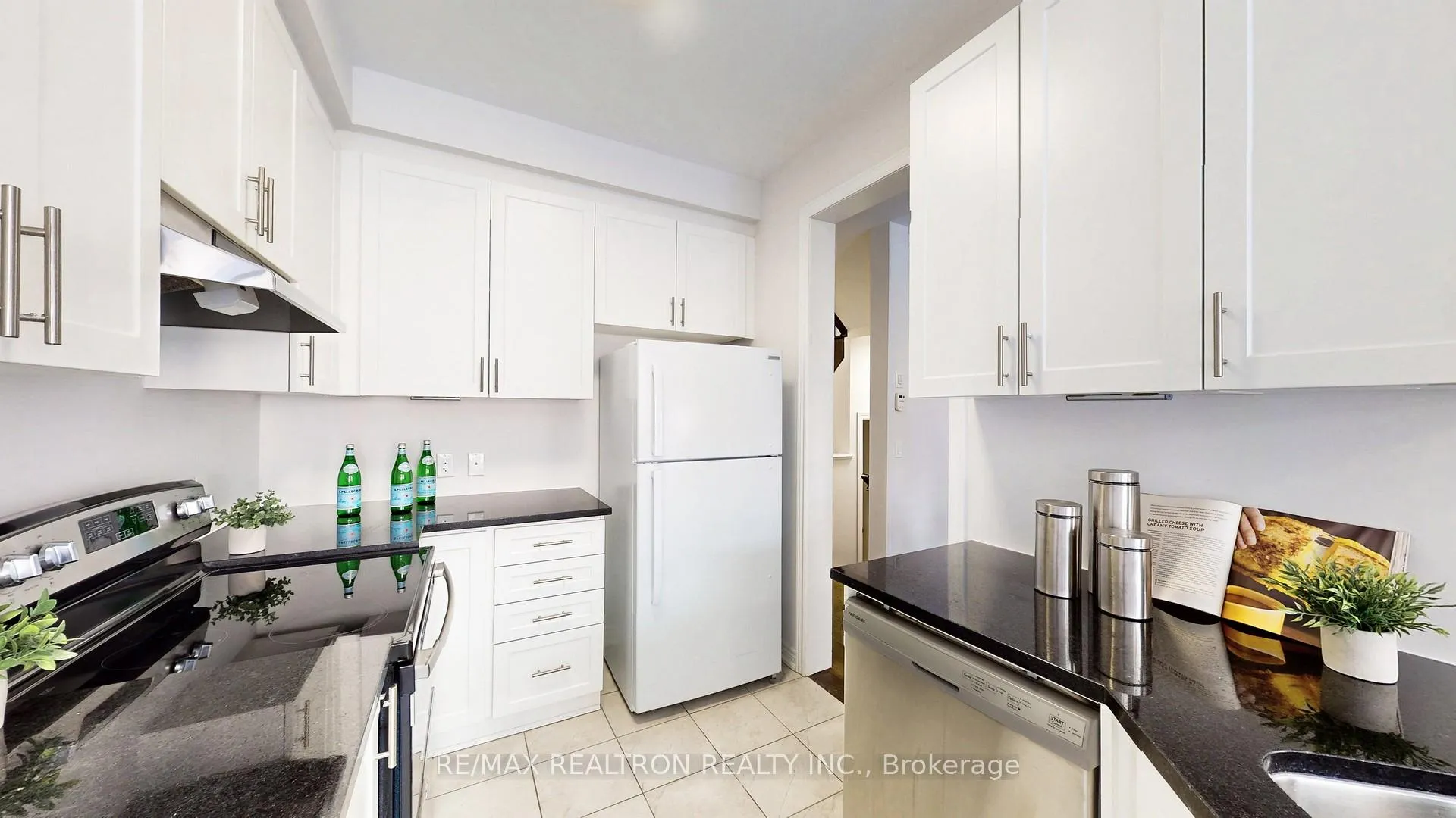 Photo 14 of 11 Durblee Avenue, Aurora, Bayview Northeast — HOMEH