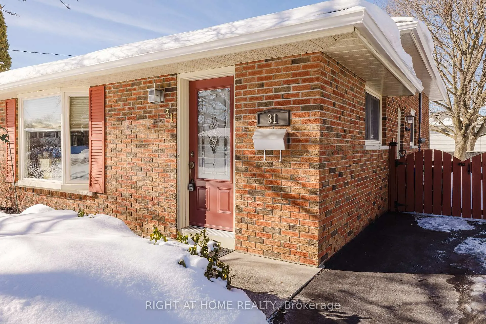 Photo 2 of 31 Thorncliffe Drive, Belleville, Belleville Ward — HOMEH