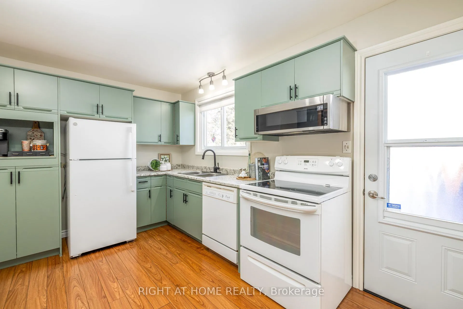 Photo 8 of 31 Thorncliffe Drive, Belleville, Belleville Ward — HOMEH
