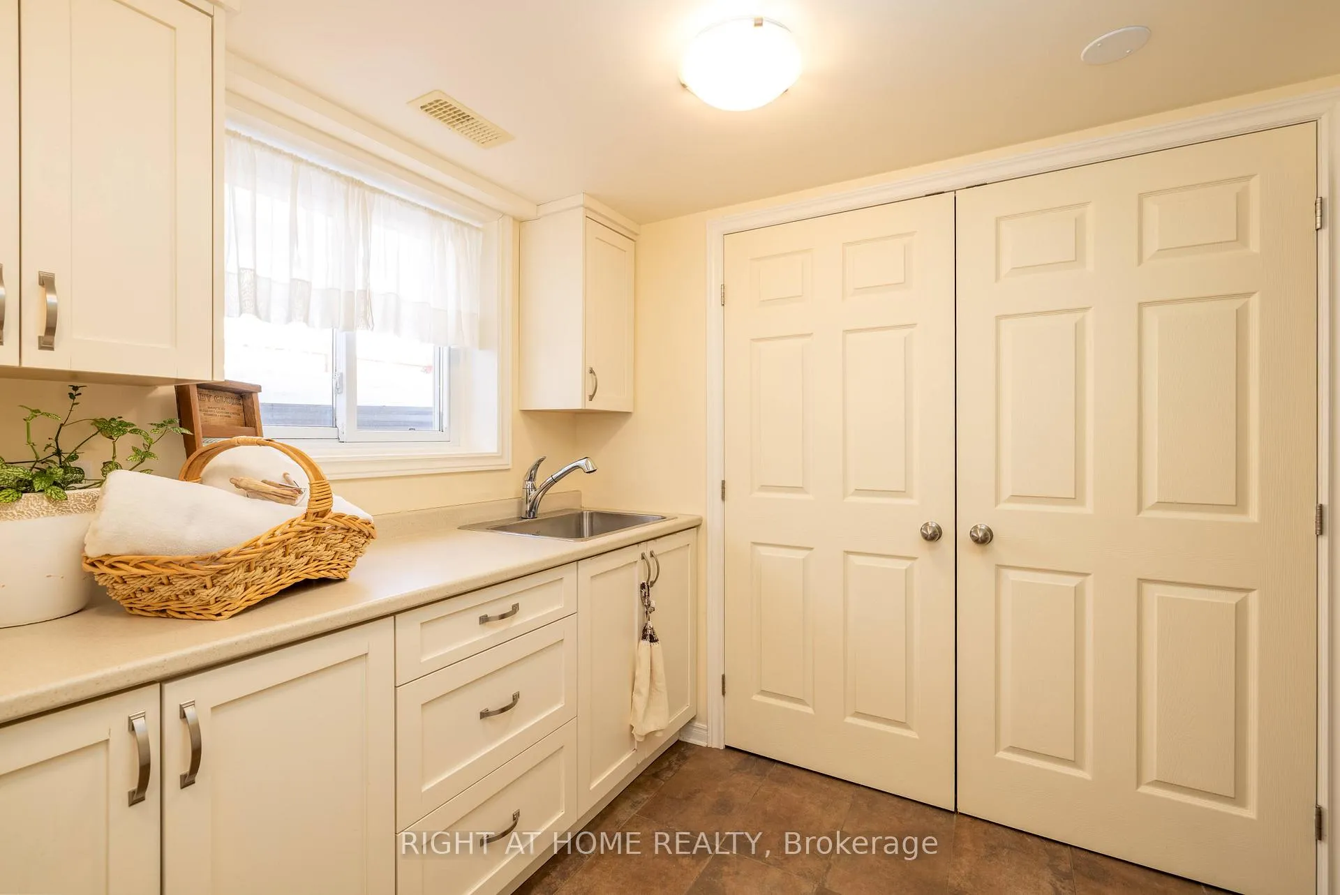 Photo 17 of 31 Thorncliffe Drive, Belleville, Belleville Ward — HOMEH
