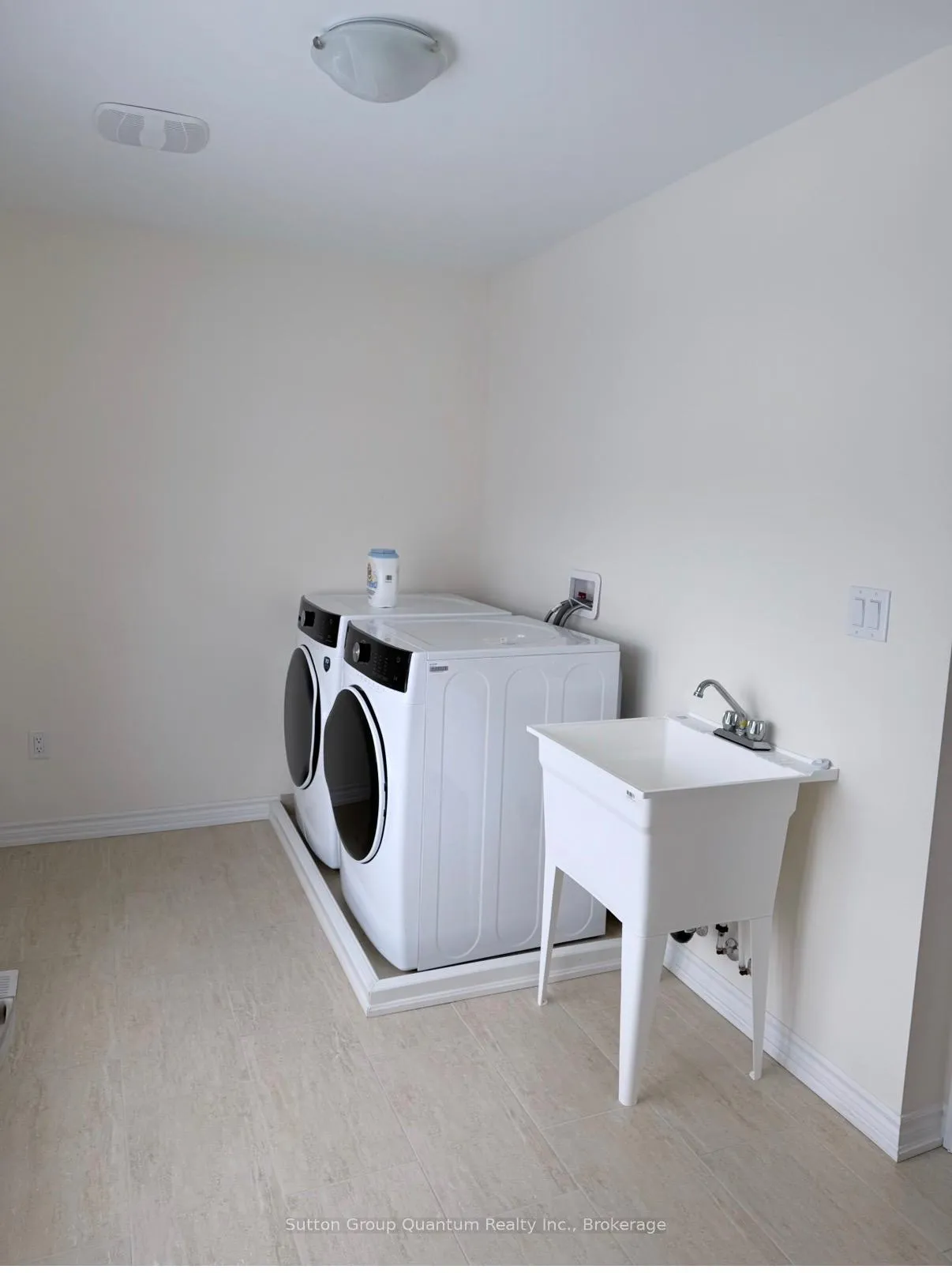 Photo 16 of 174 Rosanne Circle, Wasaga Beach — HOMEH