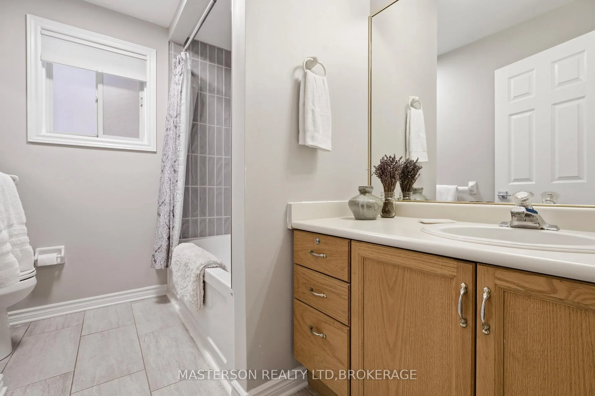 Photo 13 of 7740 Alpine Drive, Niagara Falls, Ascot — HOMEH