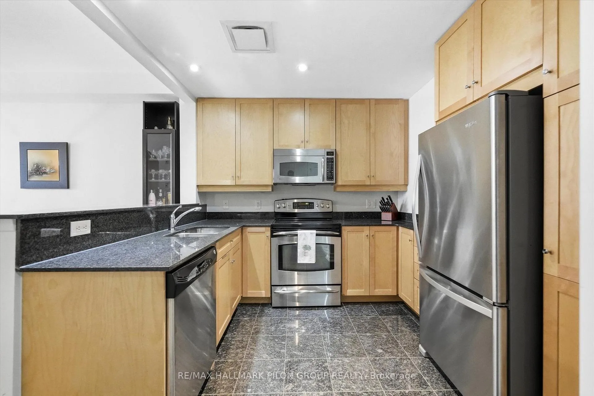 Photo 4 of Unit 306, 320 Mcleod Street, Ottawa, Ottawa Centre — HOMEH