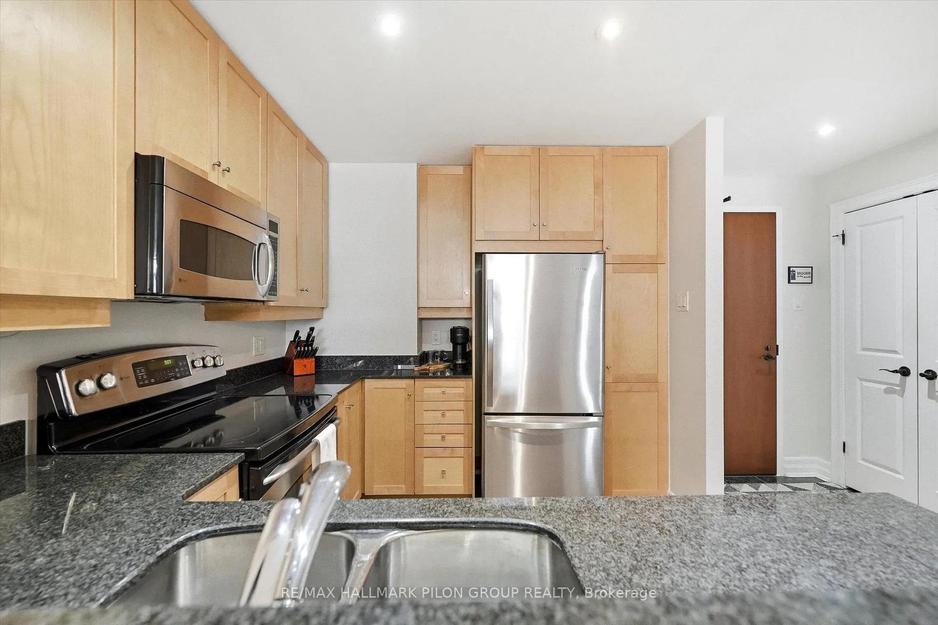 Photo 5 of Unit 306, 320 Mcleod Street, Ottawa, Ottawa Centre — HOMEH