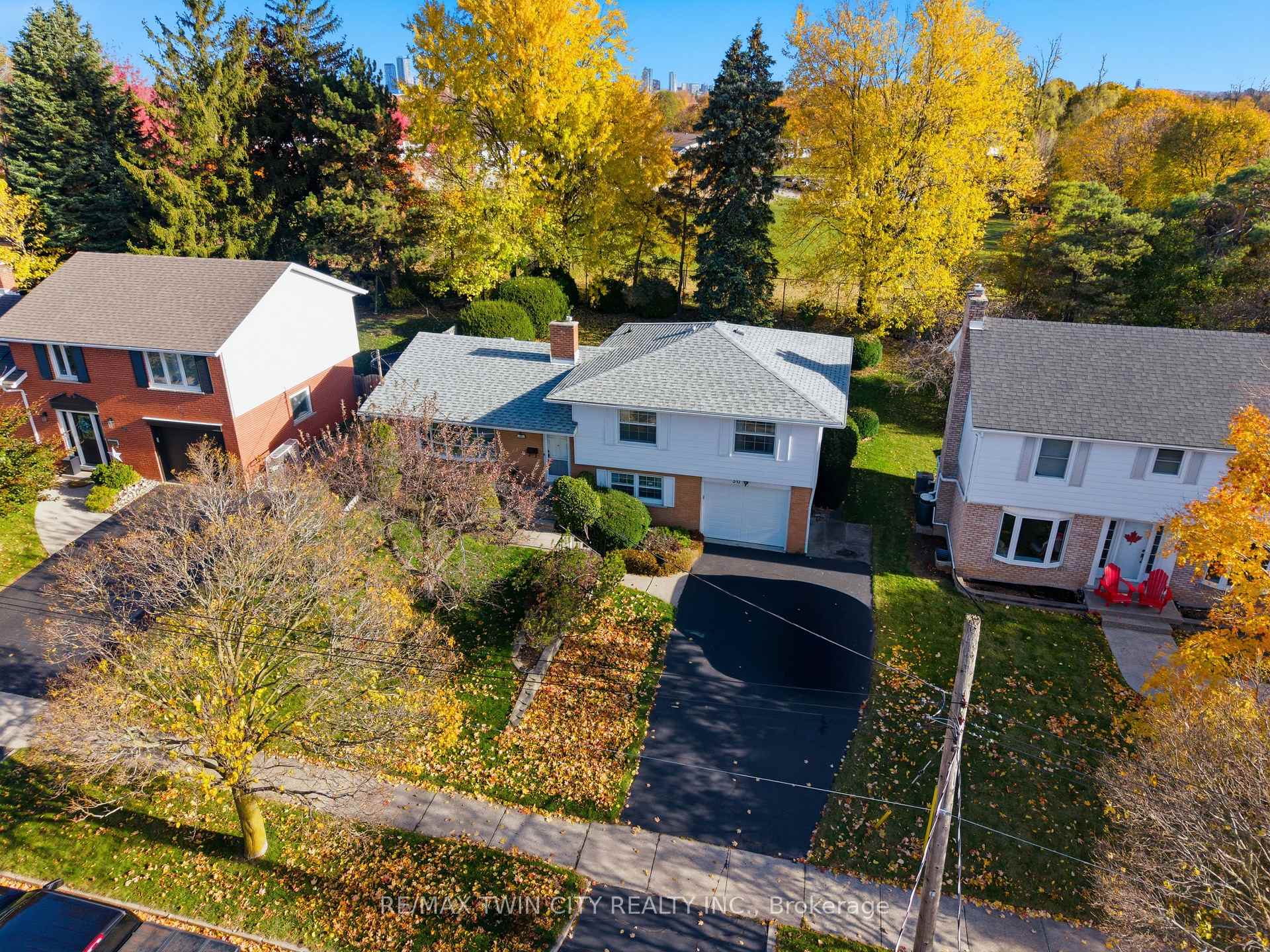 Photo 2 of 30 Thornridge Crescent, Kitchener — HOMEH