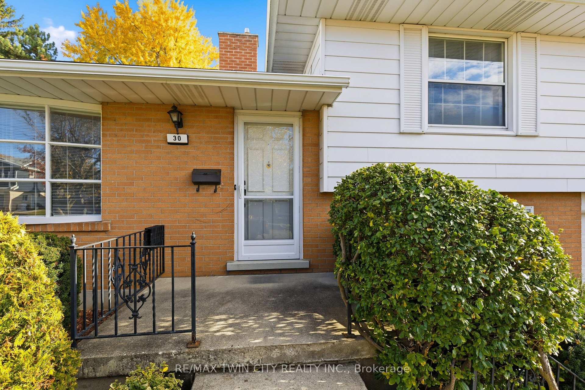 Photo 4 of 30 Thornridge Crescent, Kitchener — HOMEH