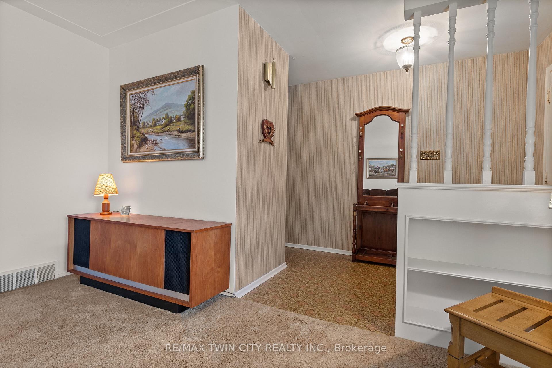 Photo 8 of 30 Thornridge Crescent, Kitchener — HOMEH