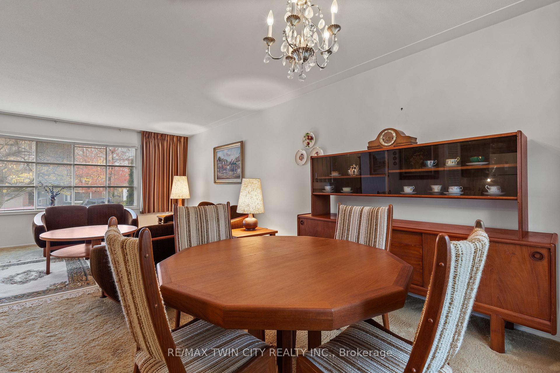 Photo 10 of 30 Thornridge Crescent, Kitchener — HOMEH