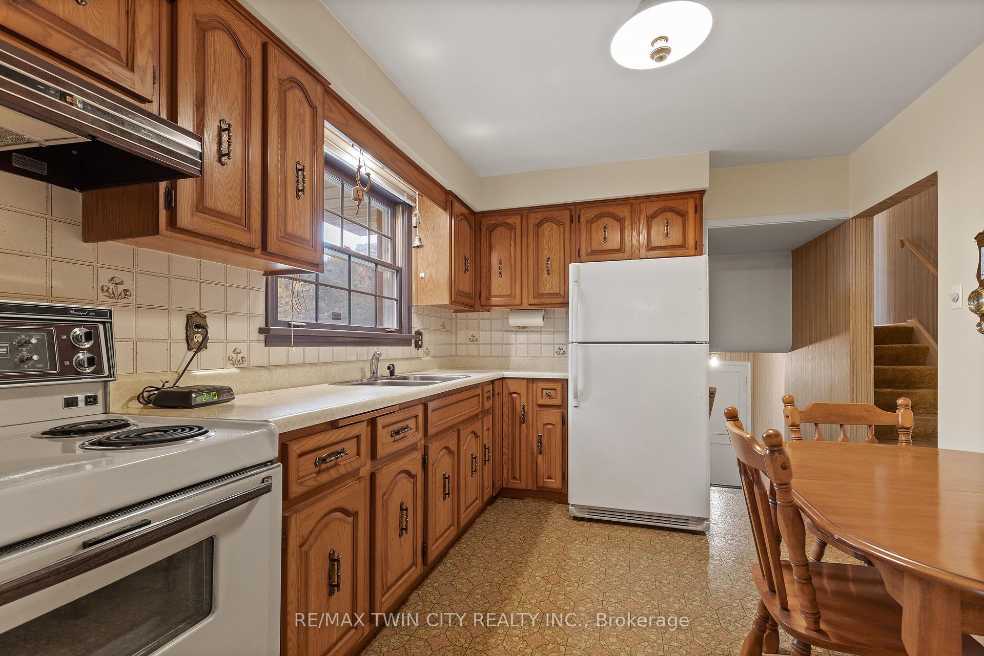 Photo 11 of 30 Thornridge Crescent, Kitchener — HOMEH