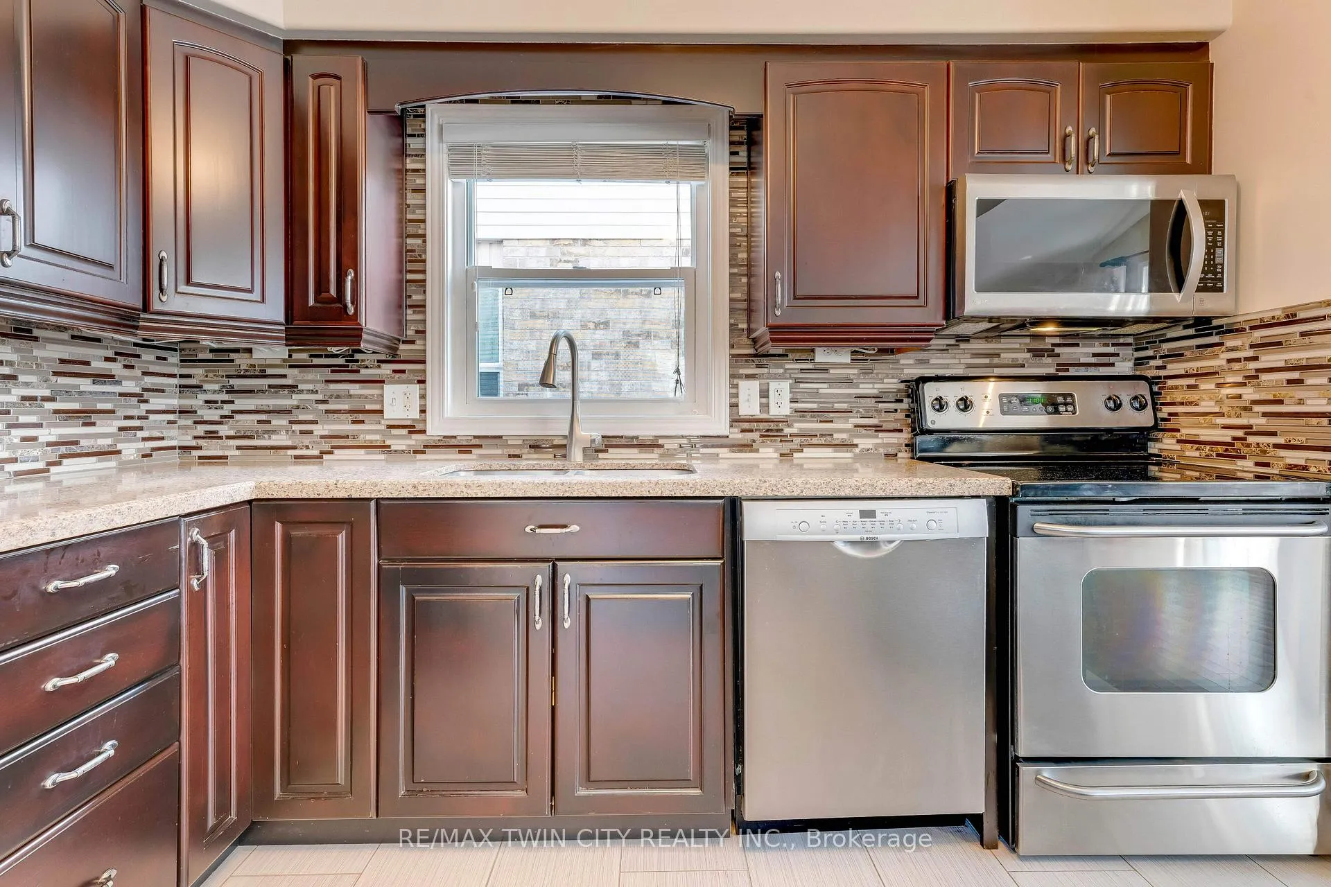 Photo 9 of 505 Snowdrop Court, Kitchener — HOMEH