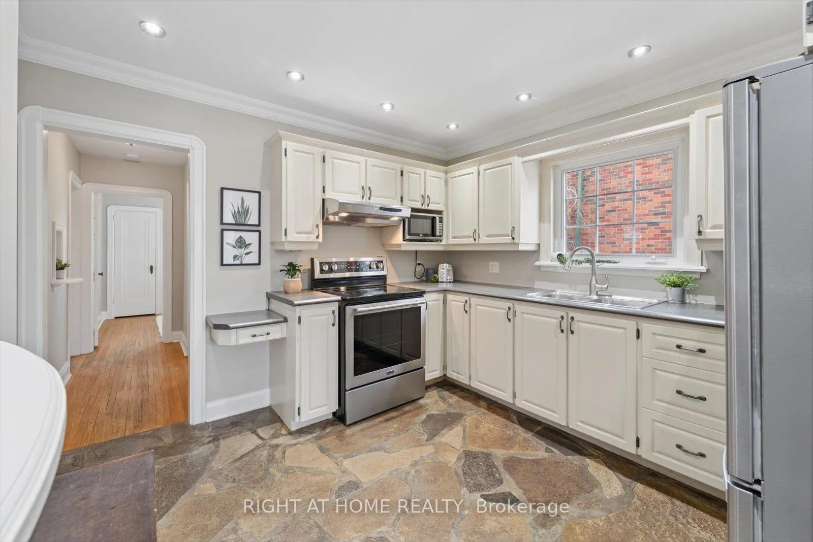 Photo 18 of 56 Cadillac Avenue N, Oshawa, O'Neill — HOMEH