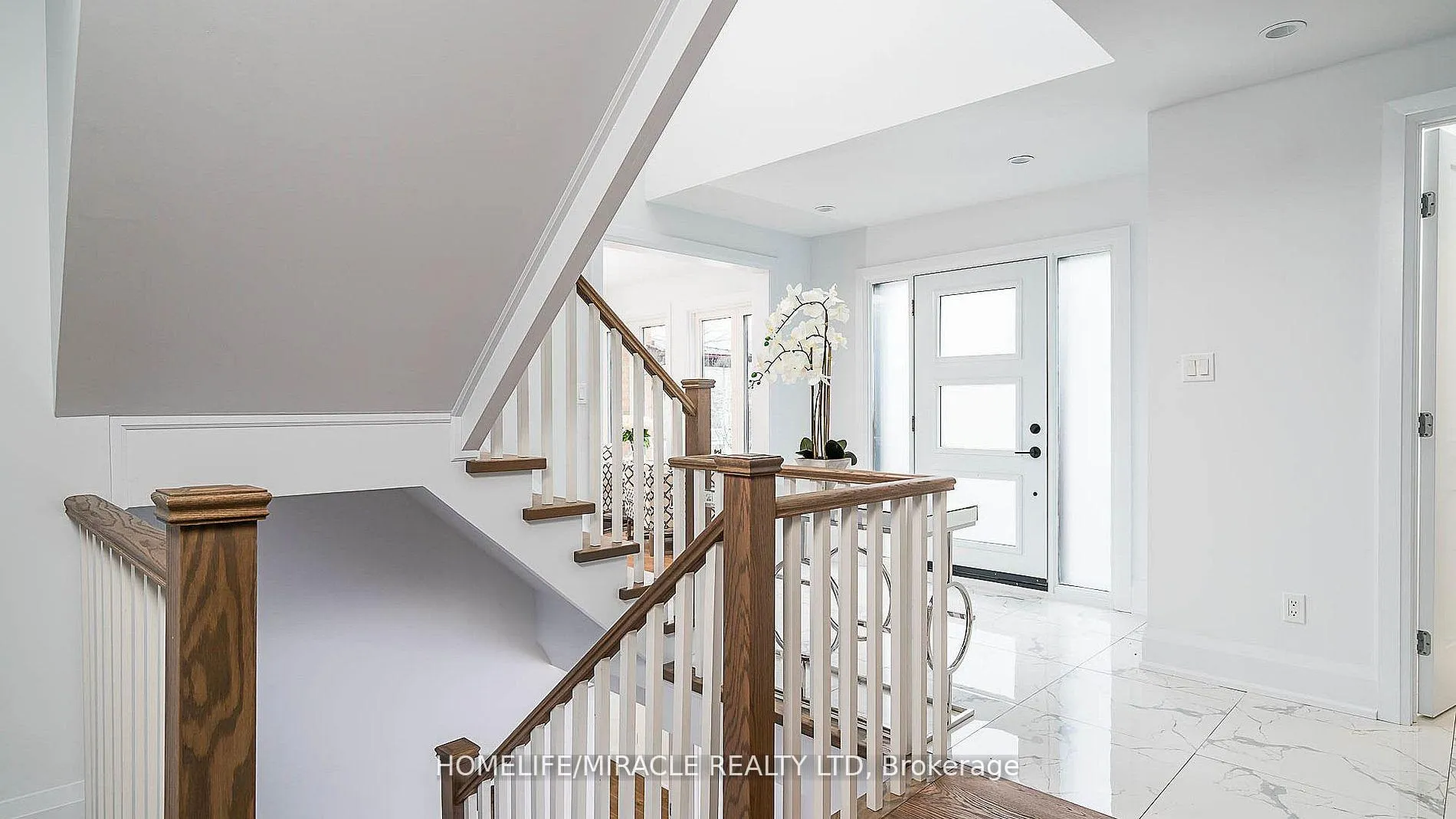 Photo 4 of Unit Upper, 157 Valeria Boulevard, Vaughan, East Woodbridge — HOMEH
