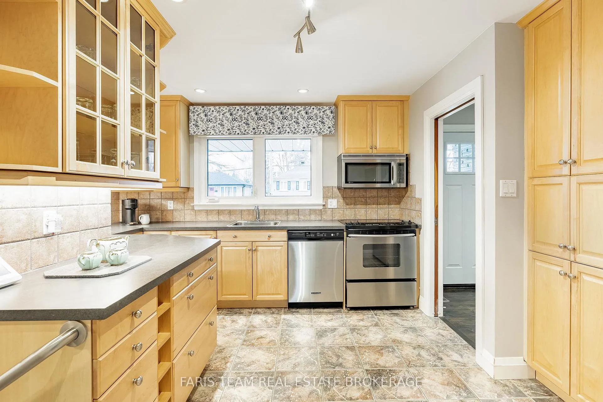 Photo 4 of 15 Davidson Street, Barrie, Wellington — HOMEH