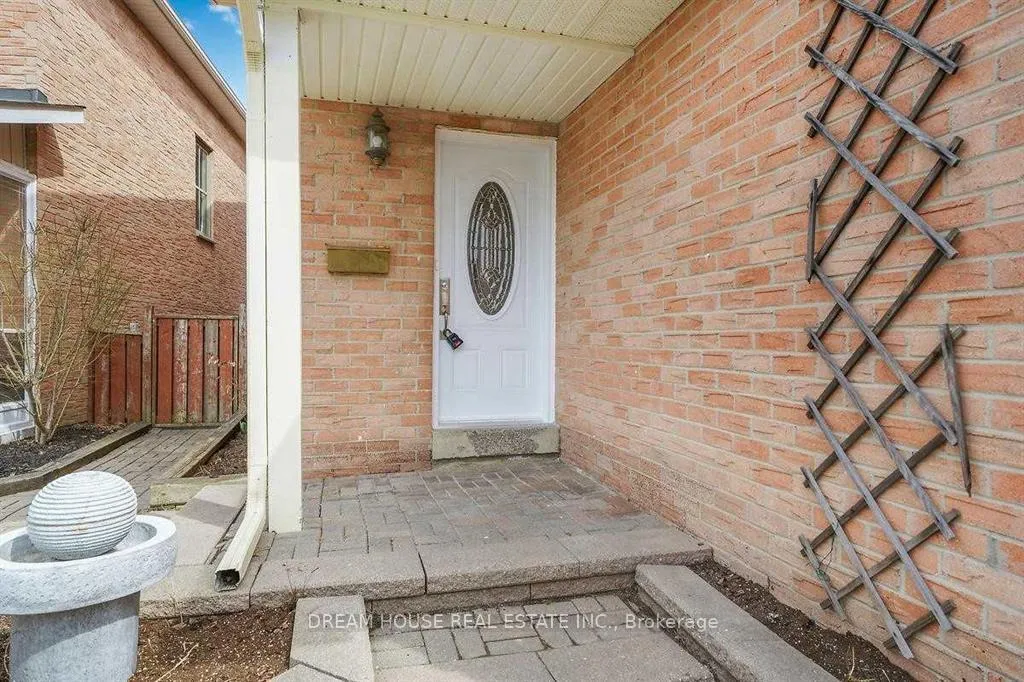 Photo 3 of 47 Rushmore Crescent, Brampton, Heart Lake East — HOMEH
